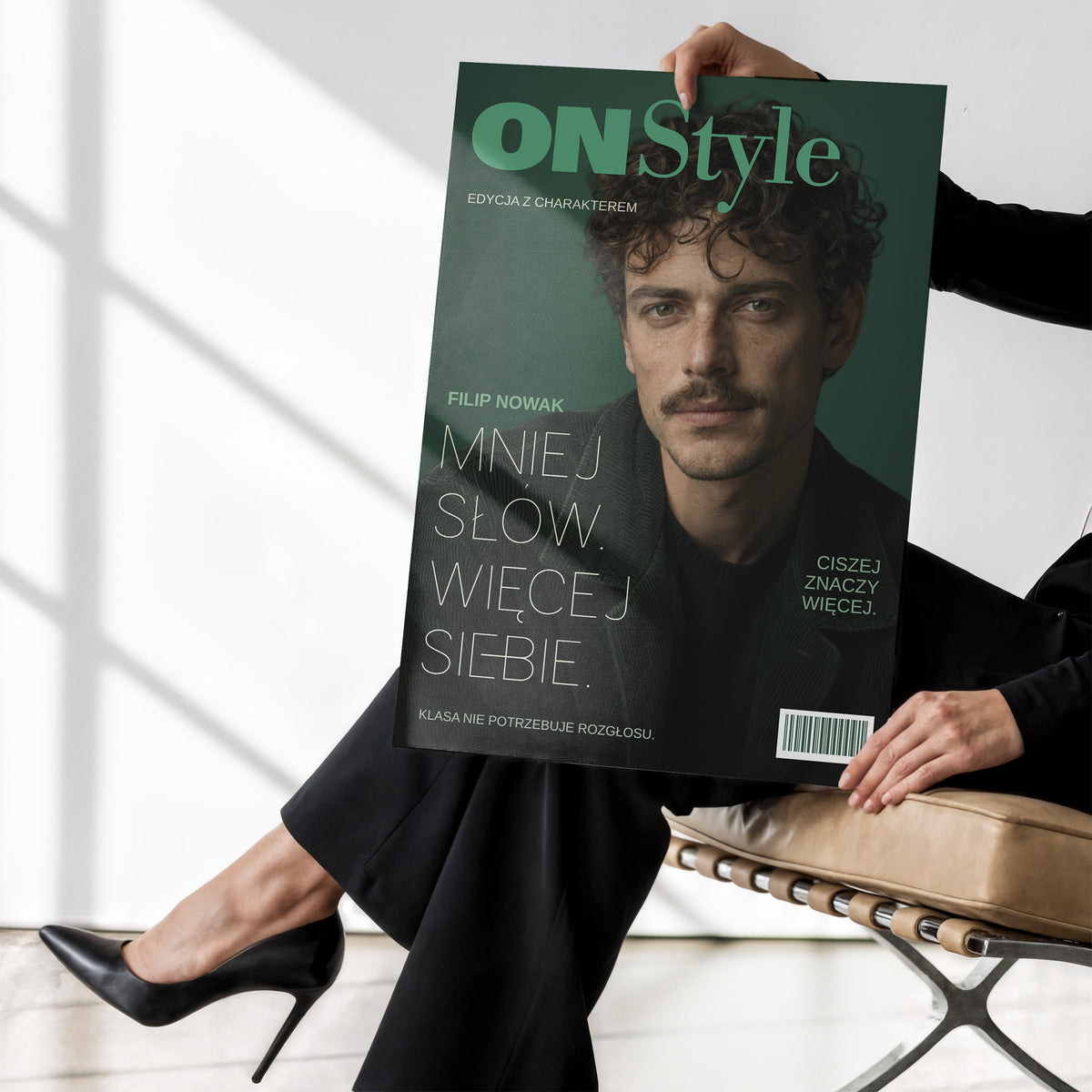 Personalizowany plakat ON STYLE — CISZEJ ZNACZY WIĘCEJ bez ramki, trzymany w dłoniach, z własnym portretem, imieniem i napisami na okładce magazynu.