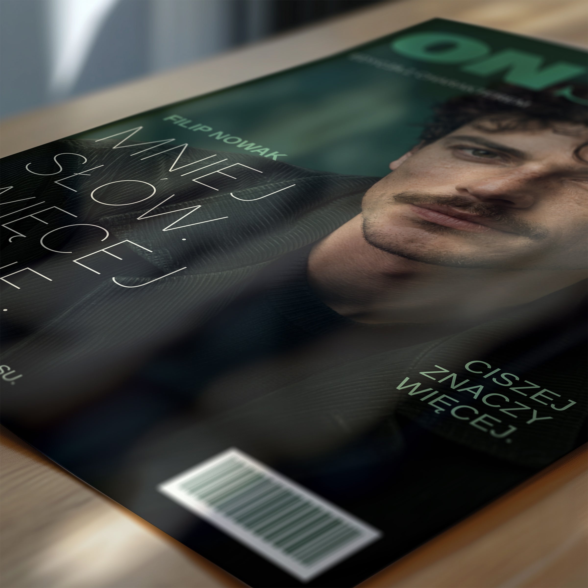 Personalizowany plakat ON STYLE — CISZEJ ZNACZY WIĘCEJ w zbliżeniu pokazującym portret i napisy, z własnym portretem, imieniem i napisami na okładce magazynu.