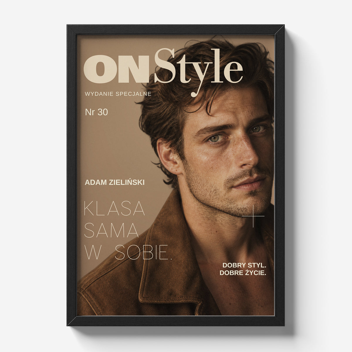 Personalizowany plakat ON STYLE — KLASA SAMA W SOBIE w czarnej ramce na jasnym tle, z własnym portretem, imieniem i napisami na okładce magazynu.