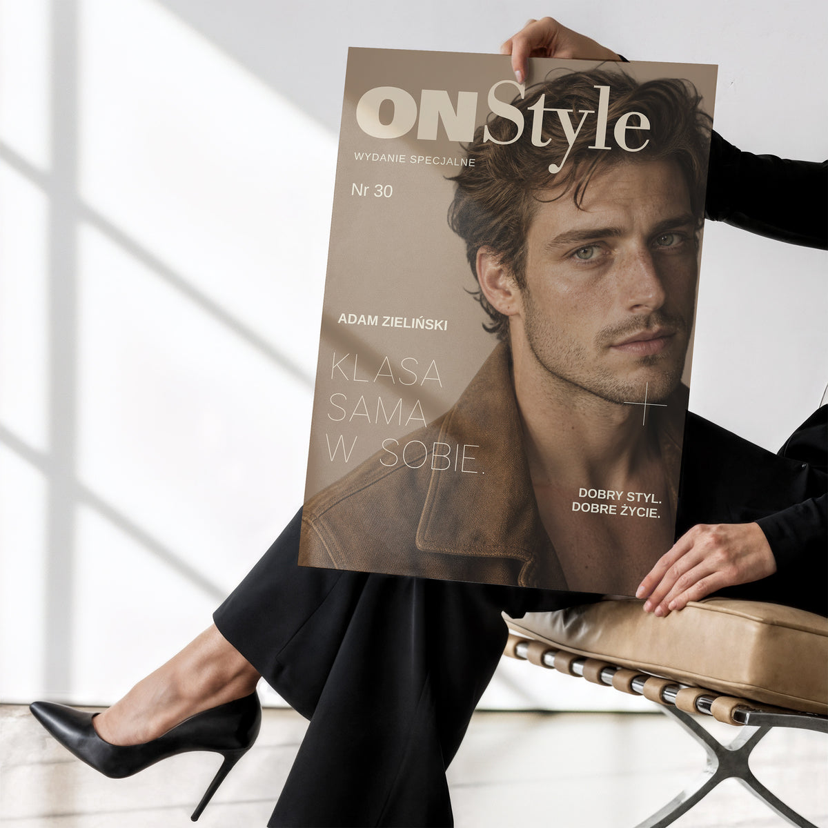 Personalizowany plakat ON STYLE — KLASA SAMA W SOBIE bez ramki, trzymany w dłoniach, z własnym portretem, imieniem i napisami na okładce magazynu.