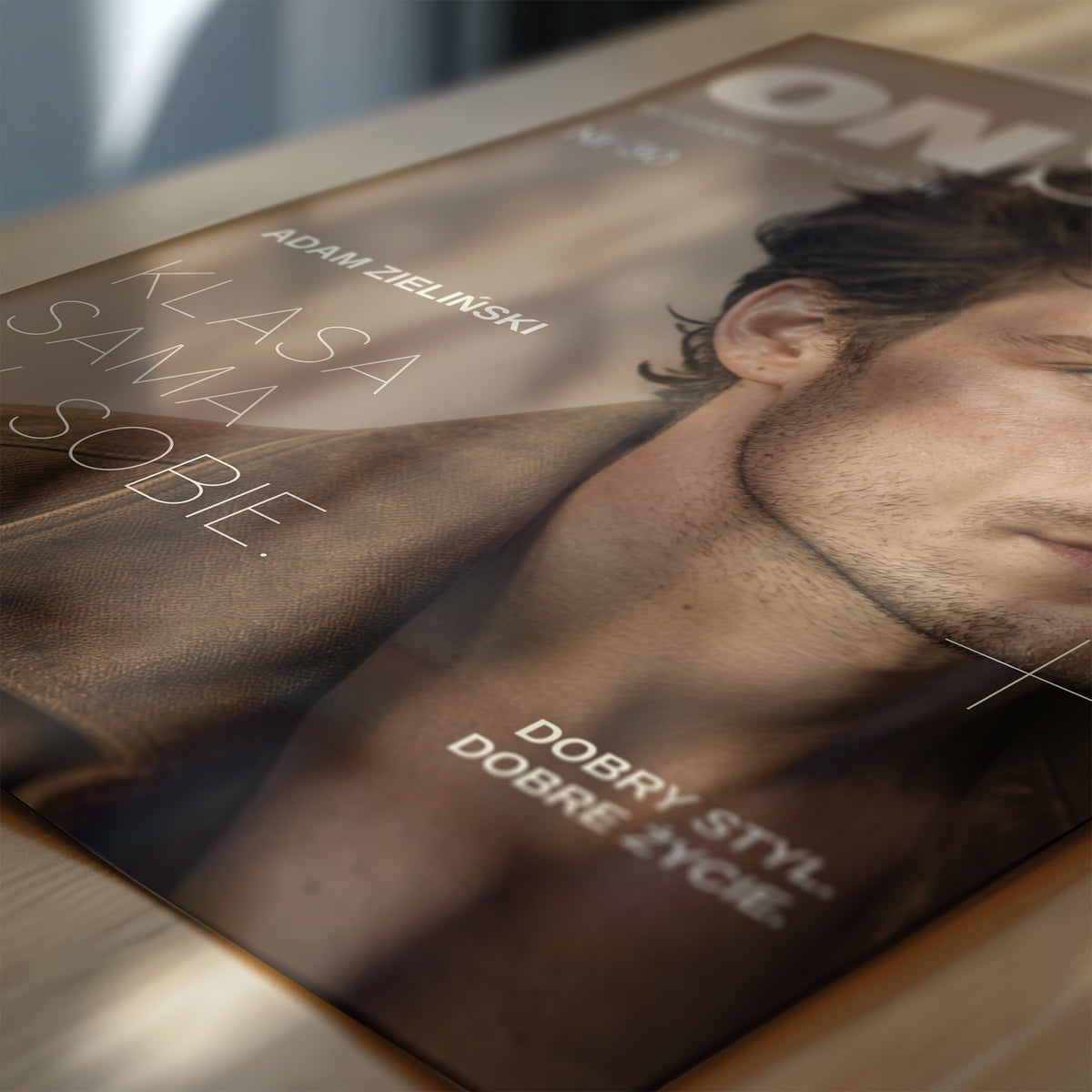 Personalizowany plakat ON STYLE — KLASA SAMA W SOBIE w zbliżeniu pokazującym portret i napisy, z własnym portretem, imieniem i napisami na okładce magazynu.