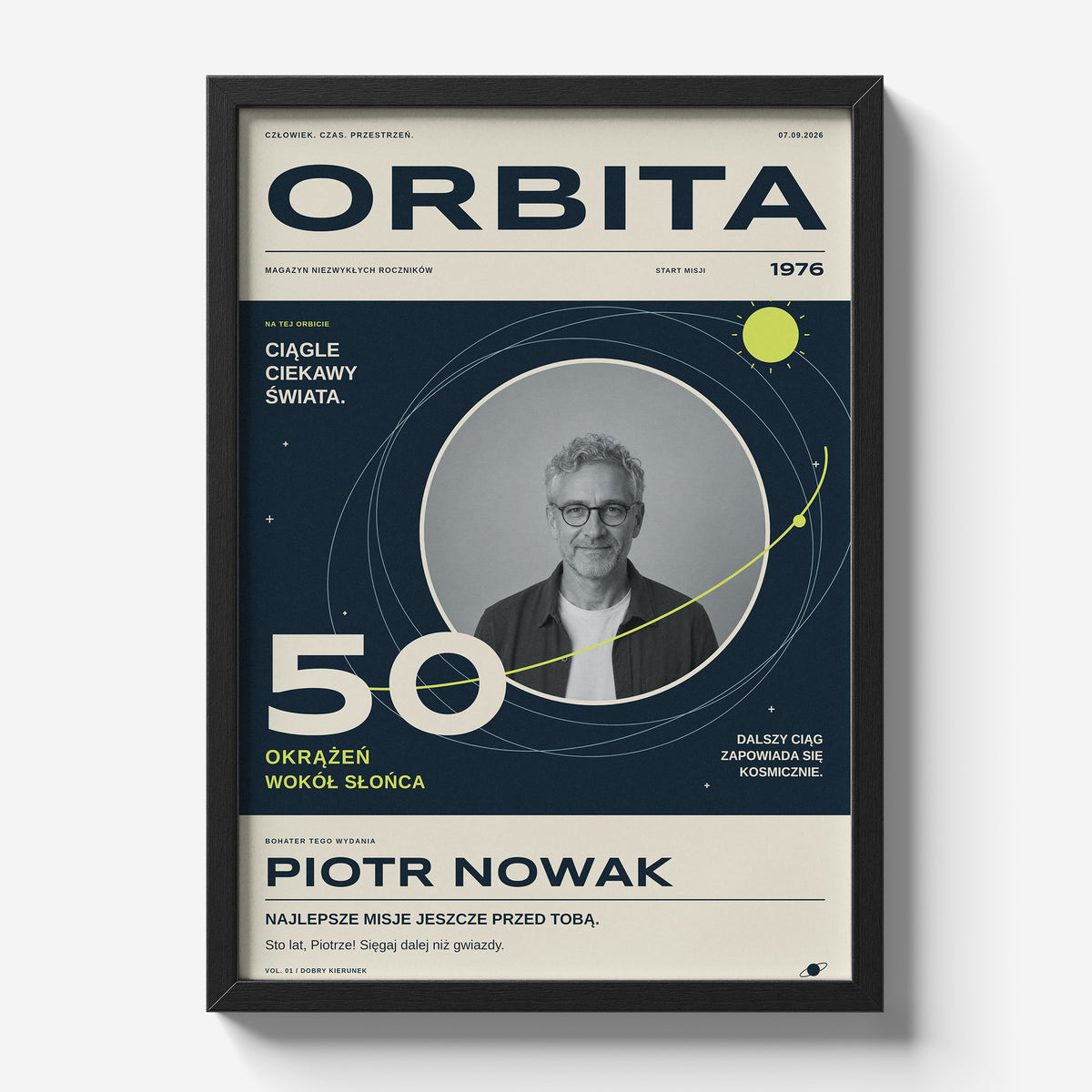 Personalizowany plakat ORBITA w czarnej ramce 21×30 na jasnym tle, urodzinowa okładka kosmos retro z okrągłym portretem | C-PL-COVMAG-9-2130-NF