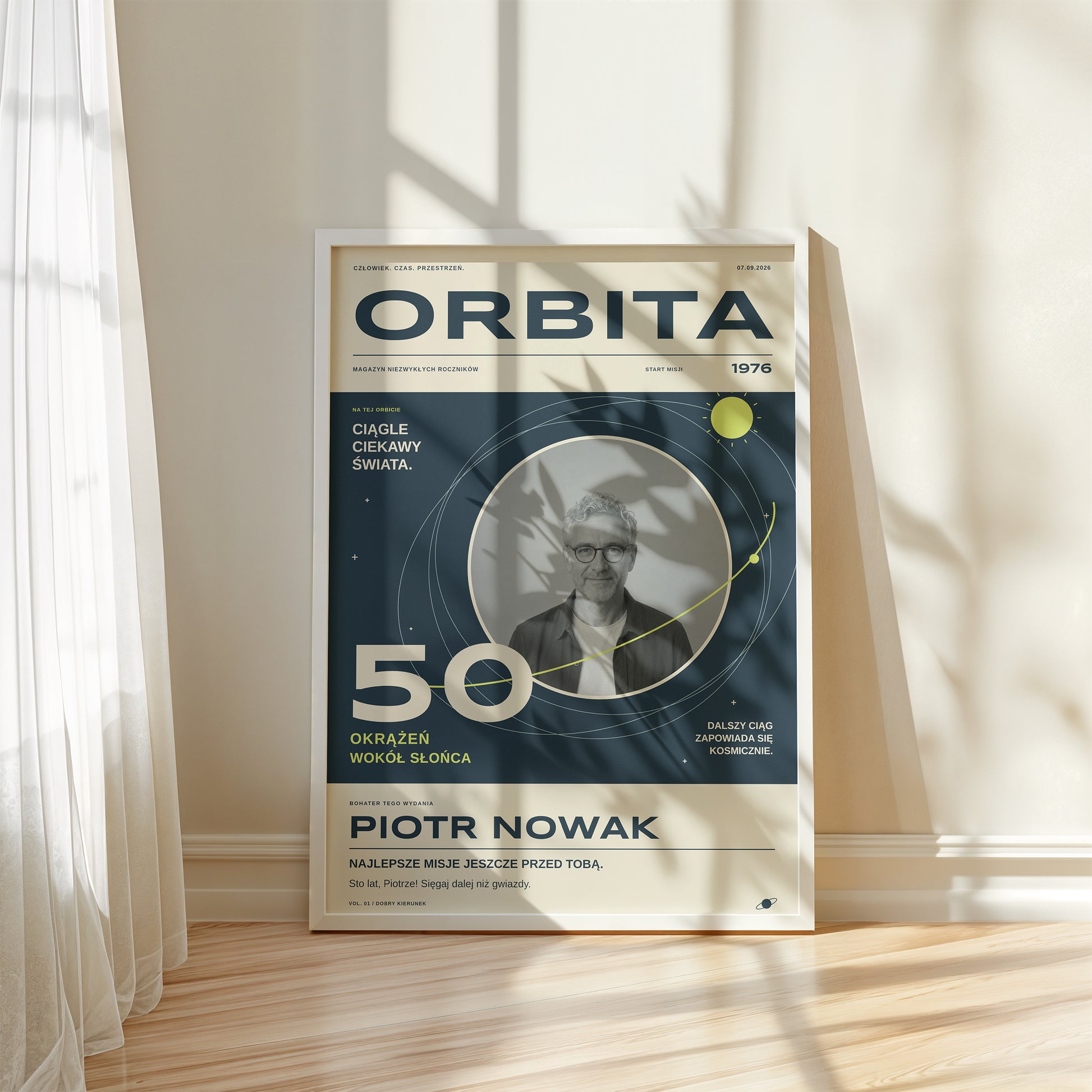 Personalizowana ORBITA w białej ramce przy oknie, kosmiczny plakat urodzinowy z portretem i dużym wiekiem | C-PL-COVMAG-9-2130-NF