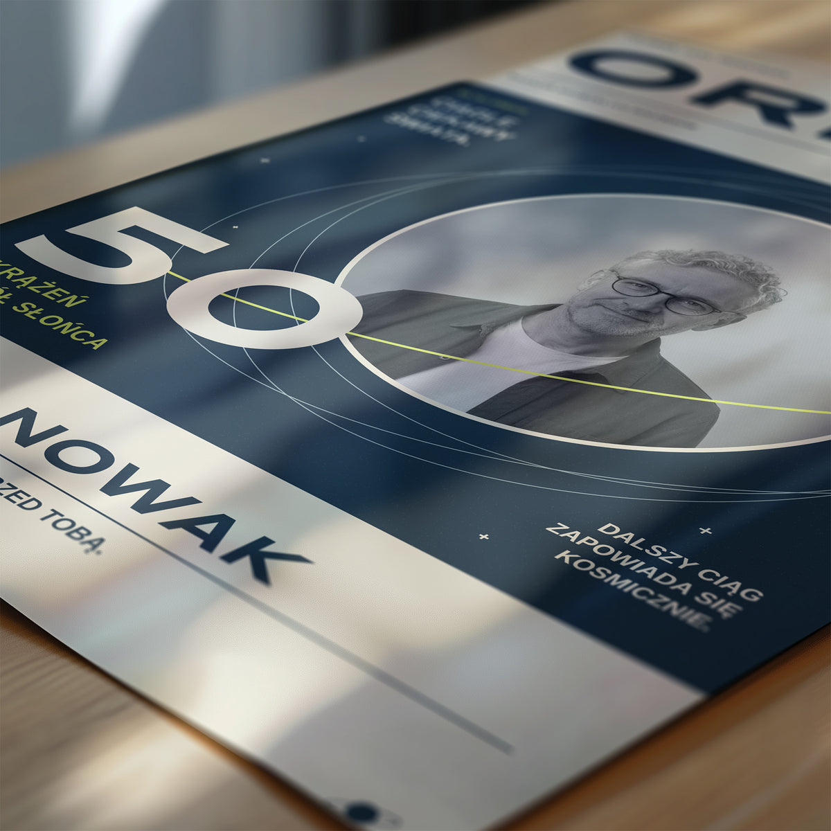 Zbliżenie plakatu ORBITA, geometryczna typografia, subtelny raster fotografii i graficzne linie orbit | C-PL-COVMAG-9-2130-NF