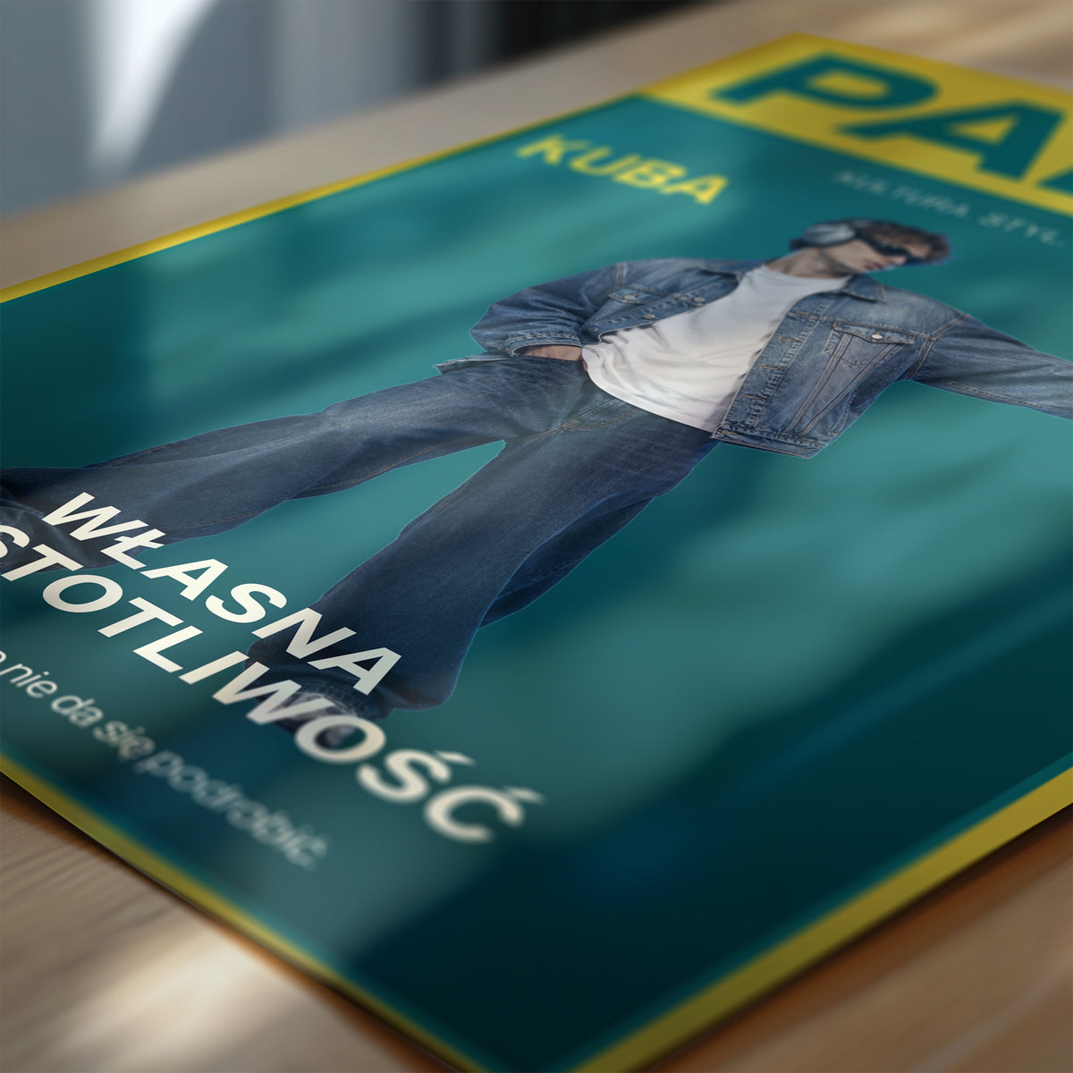 Personalizowany plakat Paper w zbliżeniu pokazującym druk. Muzyczna okładka z turkusowym tłem i żółtą ramą. Dekoracja ze zdjęciem.