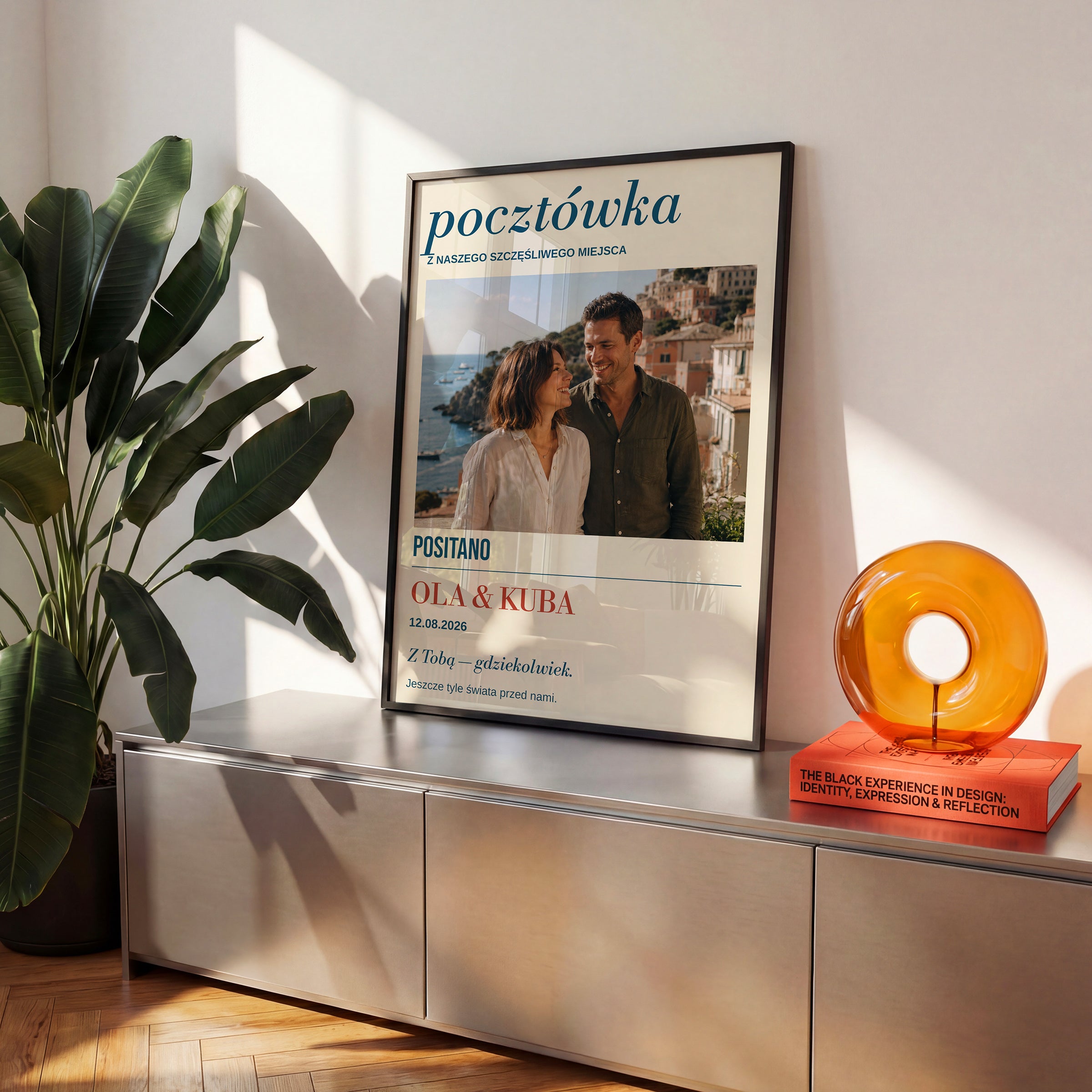 Personalizowany plakat POCZTÓWKA w czarnej ramce na komodzie, z własnym zdjęciem i tekstem | C-PL-HEART-5-2130-NF