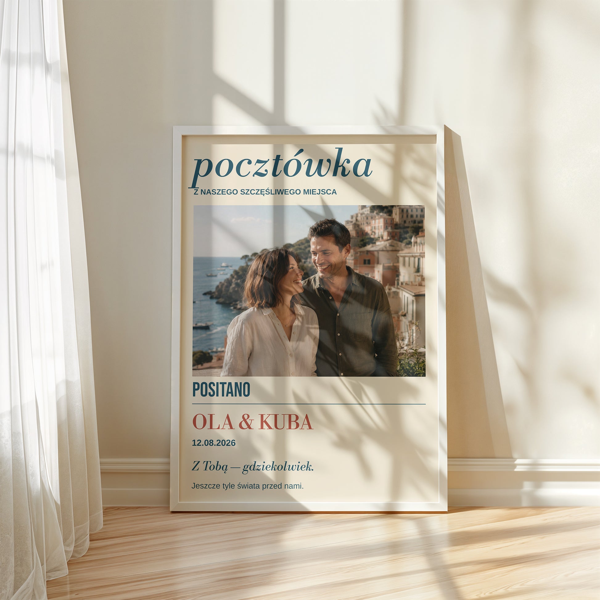 Personalizowany plakat POCZTÓWKA w białej ramce przy oknie, z własnym zdjęciem i tekstem | C-PL-HEART-5-2130-NF