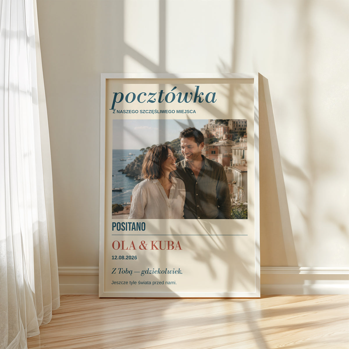 Personalizowany plakat POCZTÓWKA w białej ramce przy oknie, z własnym zdjęciem i tekstem | C-PL-HEART-5-2130-NF