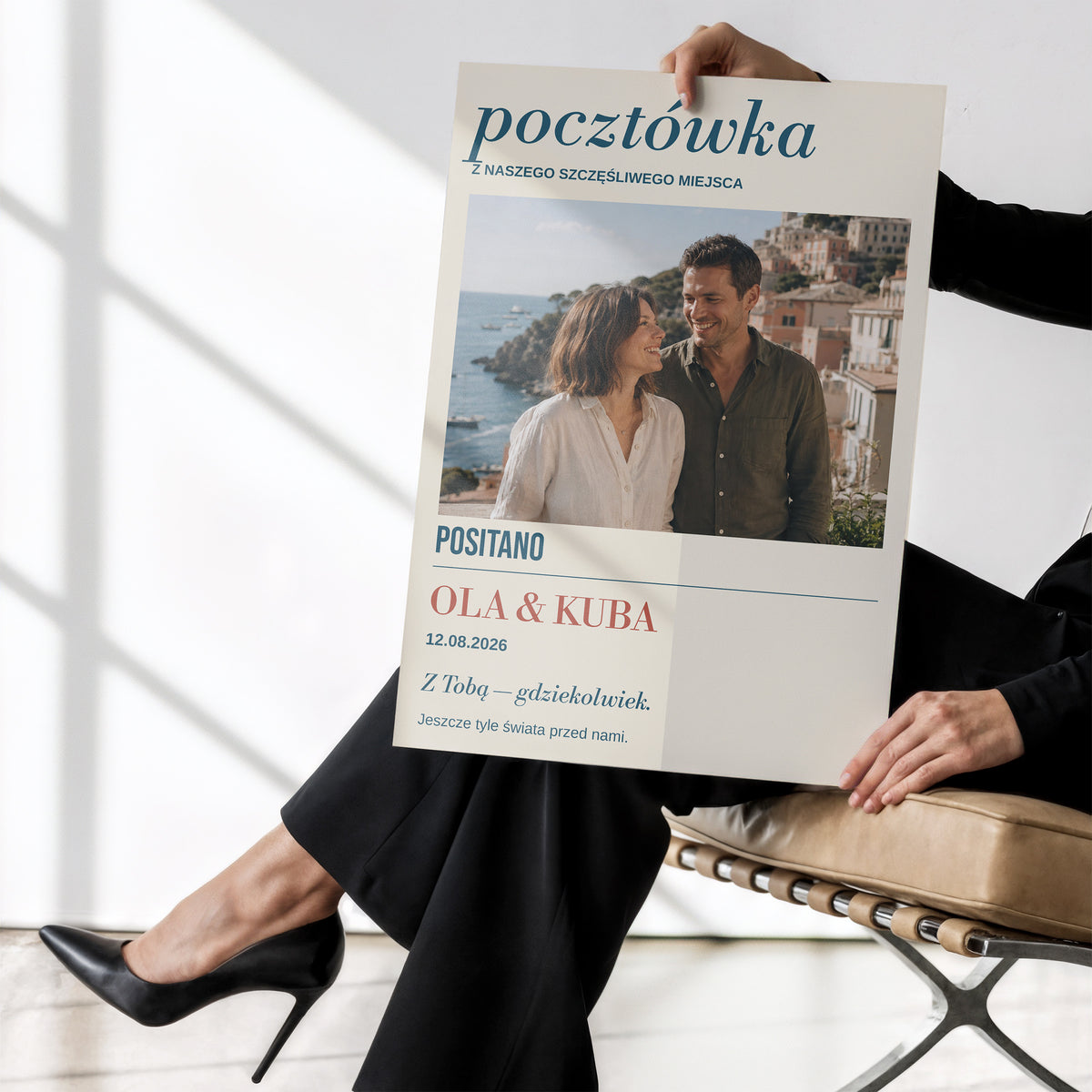 Personalizowany plakat POCZTÓWKA bez ramki trzymany w dłoniach, z własnym zdjęciem i tekstem | C-PL-HEART-5-2130-NF