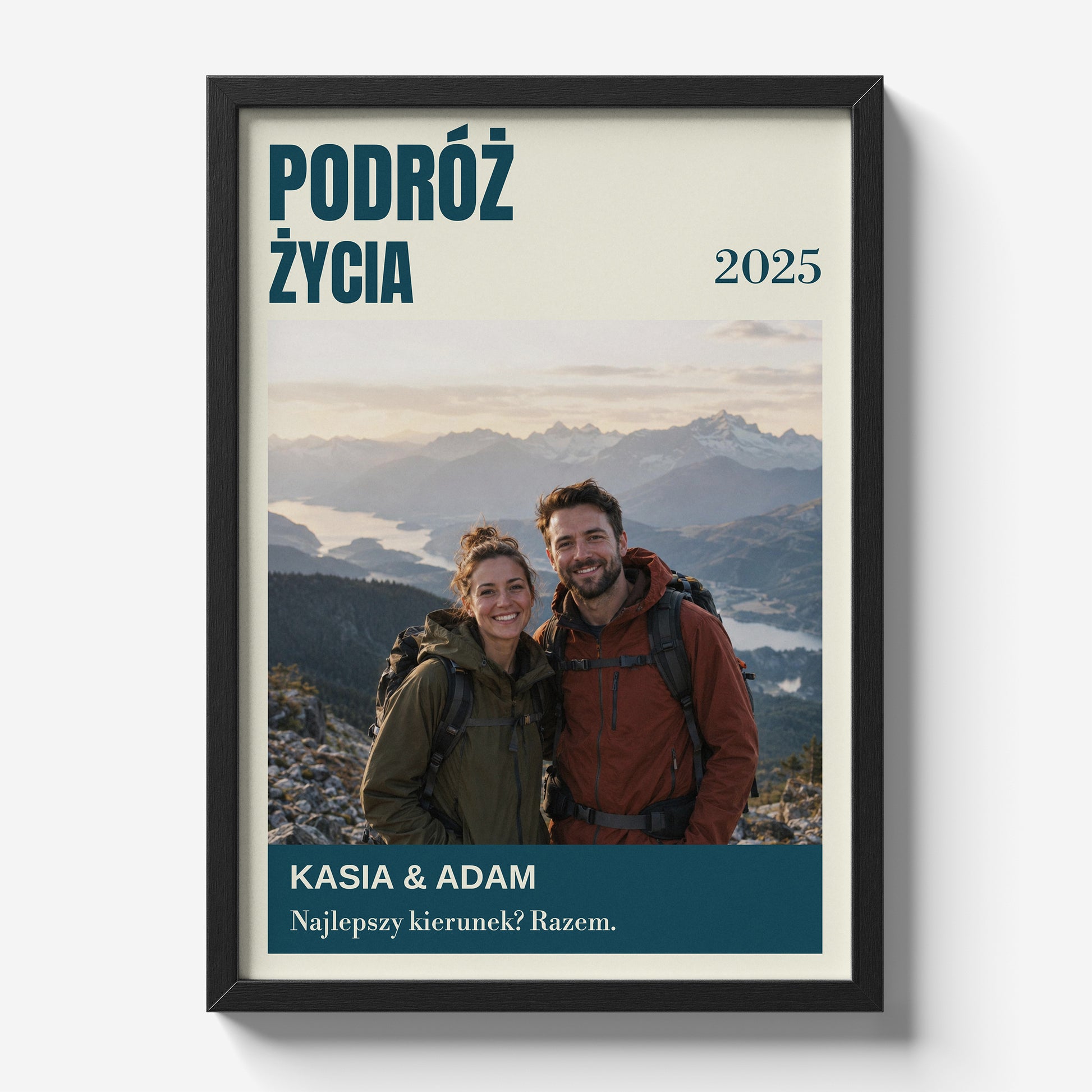 Personalizowany plakat PODRÓŻ ŻYCIA w czarnej ramce 21×30 na jasnym tle Marami, z własnym zdjęciem i tekstem | C-PL-HEART-28-2130-NF
