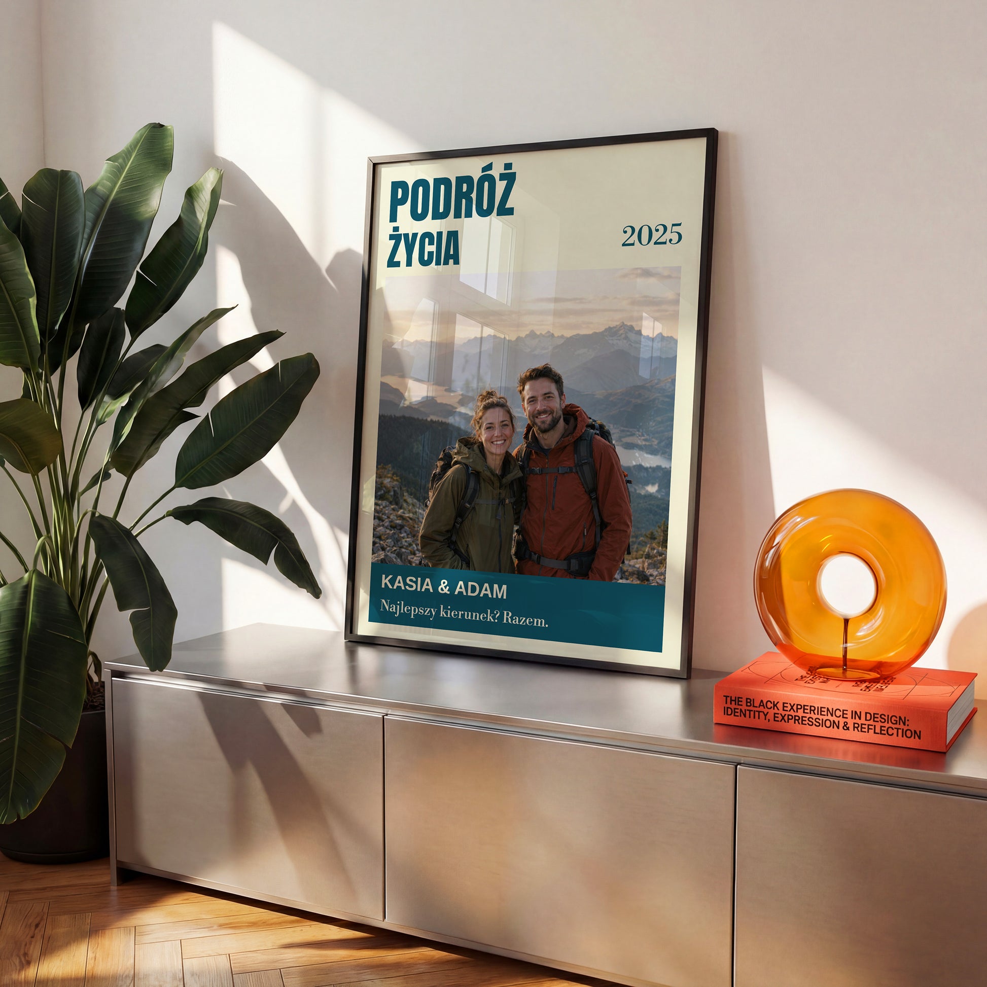 Personalizowany plakat PODRÓŻ ŻYCIA w czarnej ramce na komodzie, z własnym zdjęciem i tekstem | C-PL-HEART-28-2130-NF