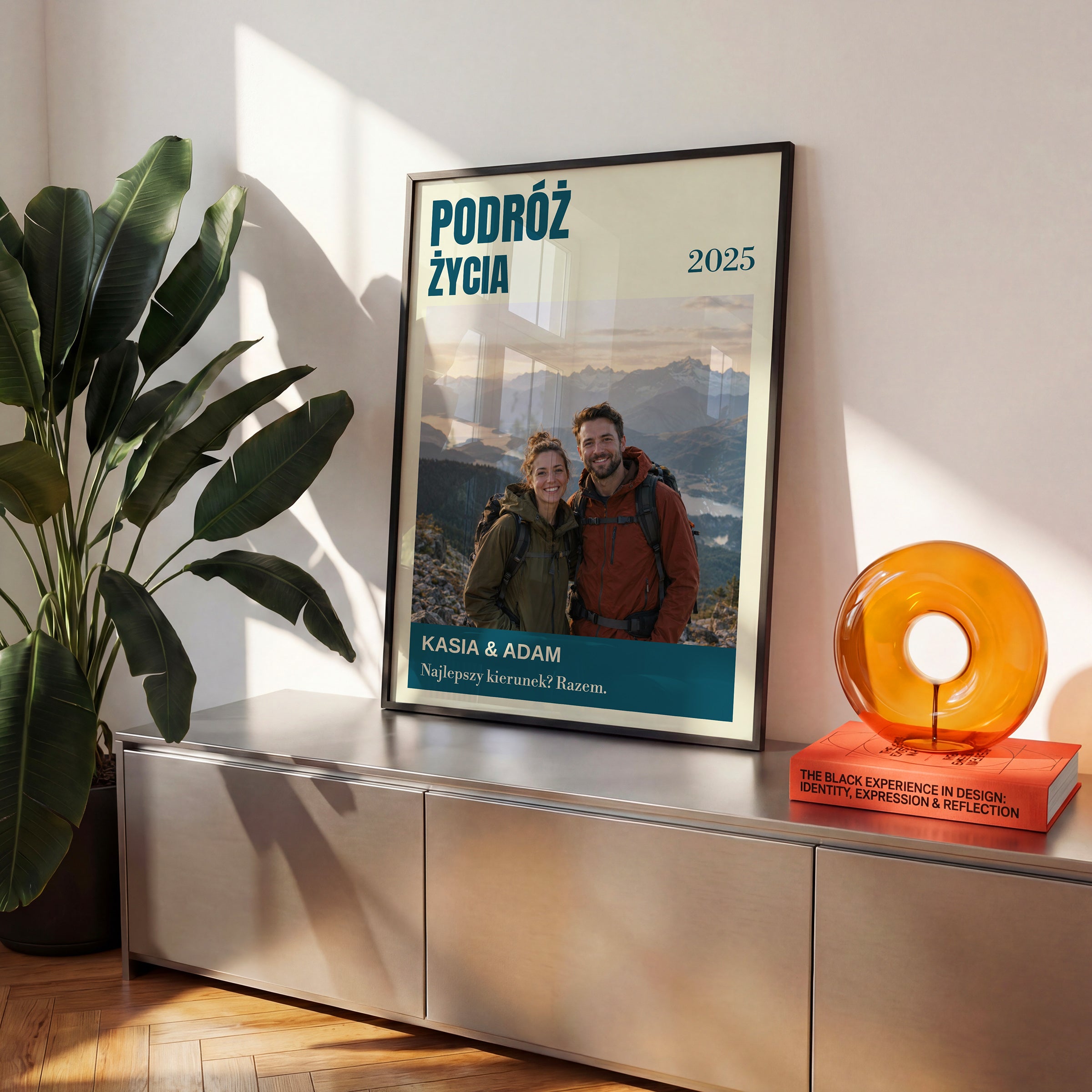 Personalizowany plakat PODRÓŻ ŻYCIA w czarnej ramce na komodzie, z własnym zdjęciem i tekstem | C-PL-HEART-28-2130-NF