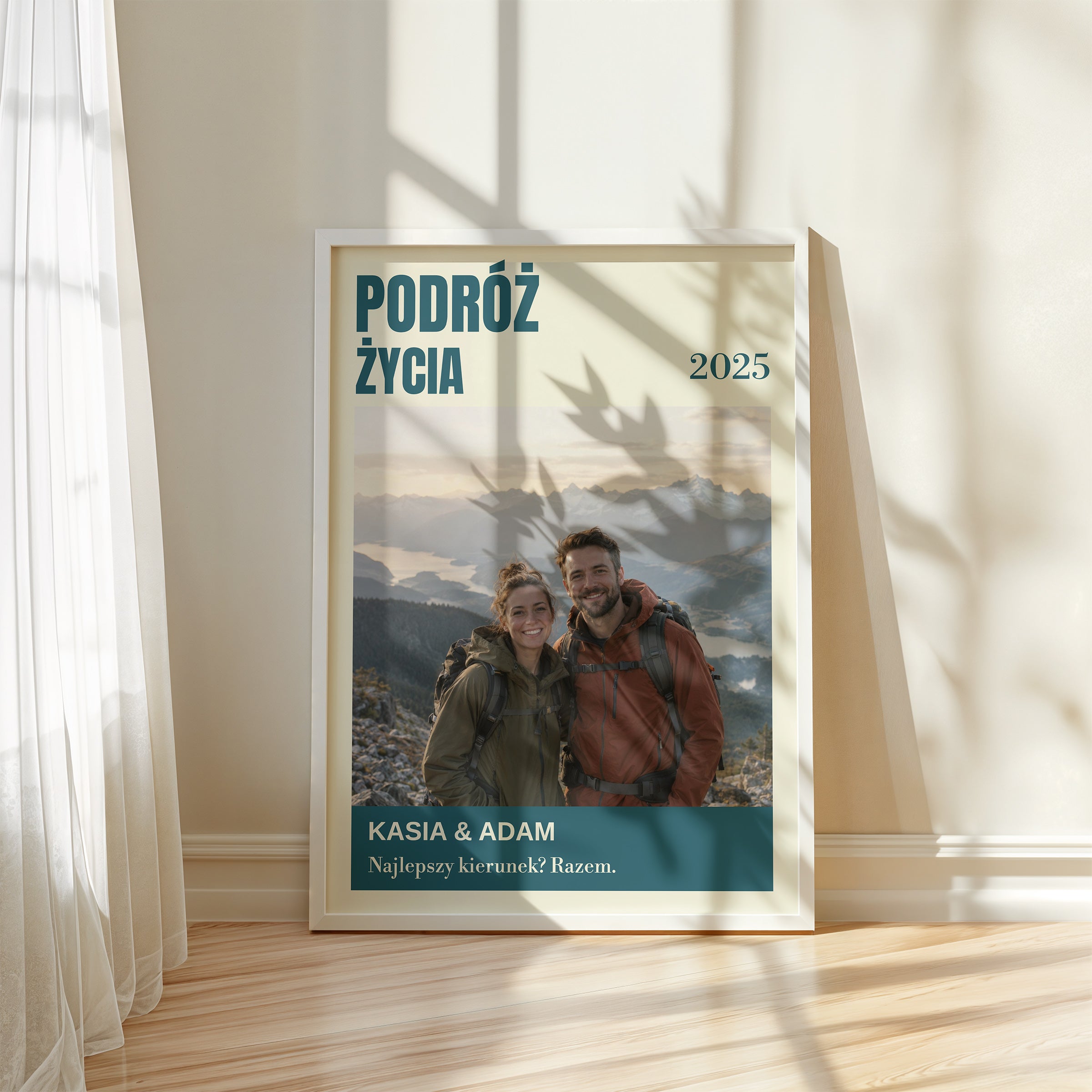 Personalizowany plakat PODRÓŻ ŻYCIA w białej ramce przy oknie, z własnym zdjęciem i tekstem | C-PL-HEART-28-2130-NF