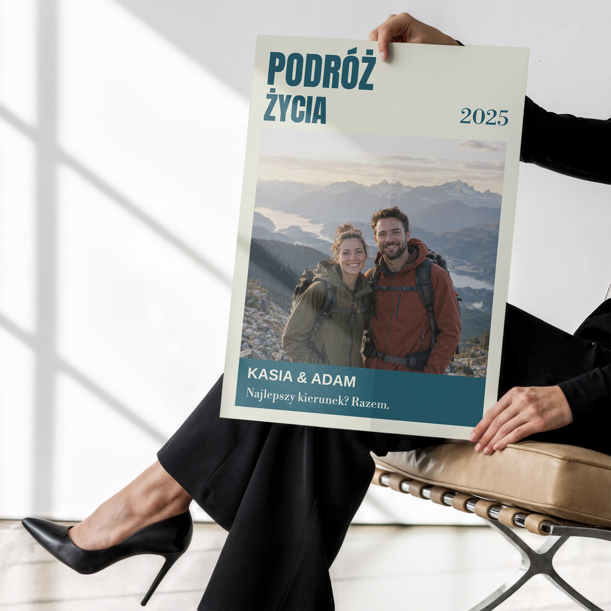 Personalizowany plakat PODRÓŻ ŻYCIA bez ramki trzymany w dłoniach, z własnym zdjęciem i tekstem | C-PL-HEART-28-2130-NF