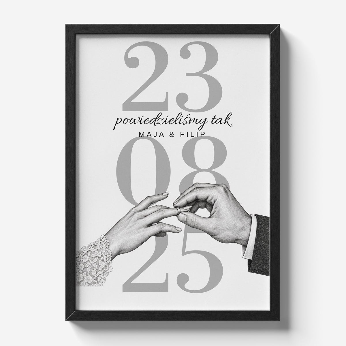 Personalizowany plakat POWIEDZIELIŚMY TAK w czarnej ramce 21×30 na jasnym tle Marami, z własnym tekstem | C-PL-HEART-20-2130-NF