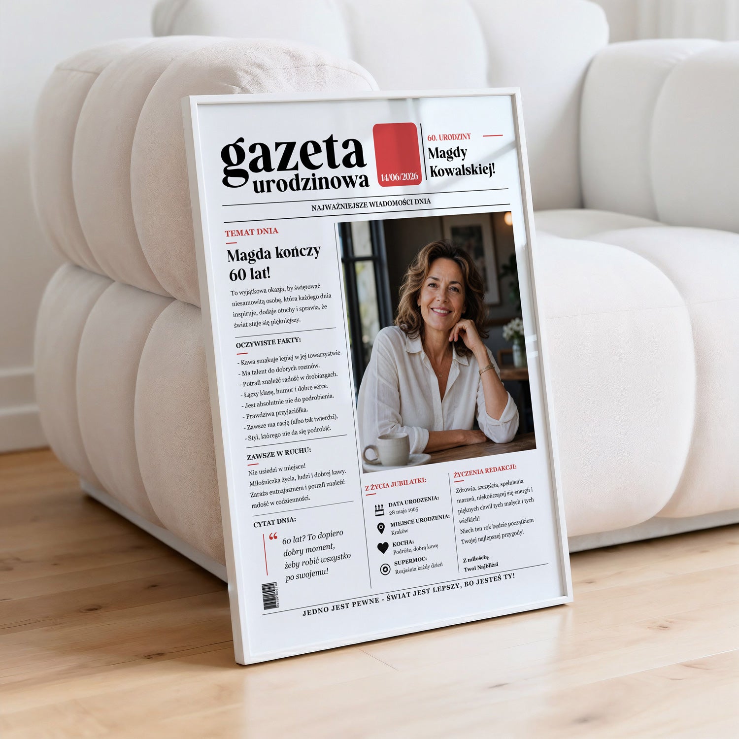 Personalizowana gazeta urodzinowa w białej ramce oparta o jasną pikowaną kanapę