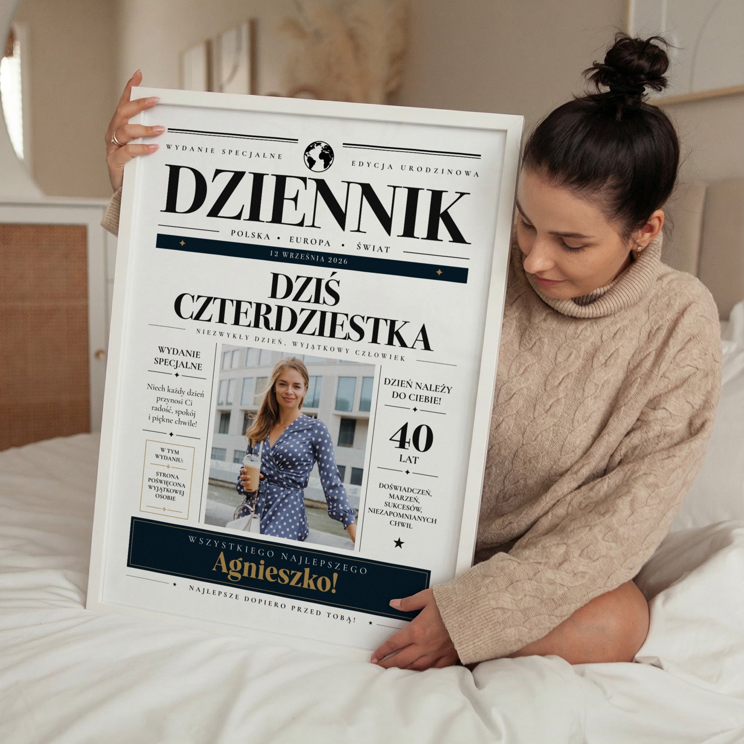 Personalizowany plakat na urodziny w stylu dziennika w białej ramce trzymany przez kobietę w sypialni