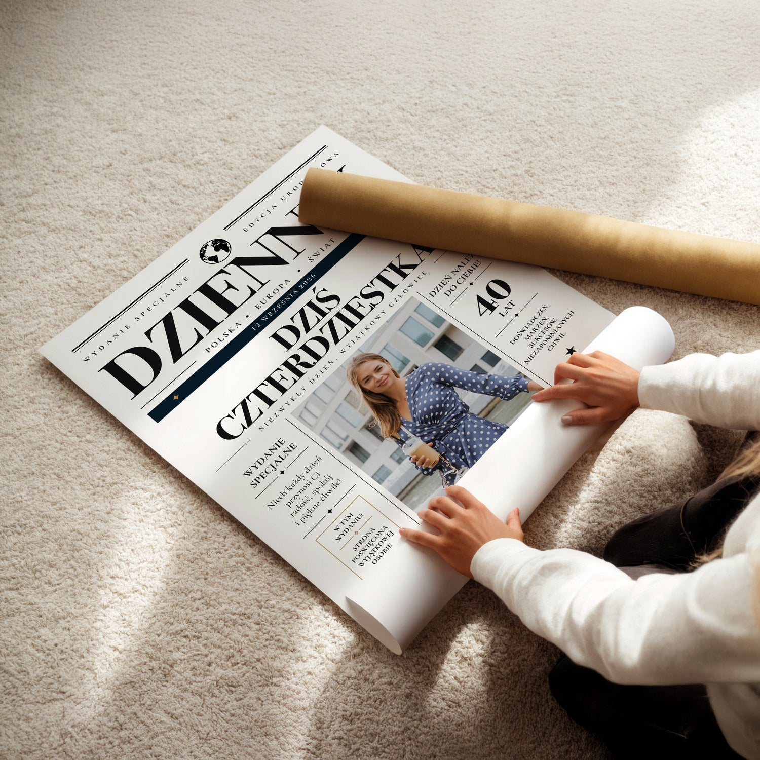 Plakat na urodziny w stylu gazety dziennik rozwijany z ochronnego opakowania, widok papieru fotograficznego