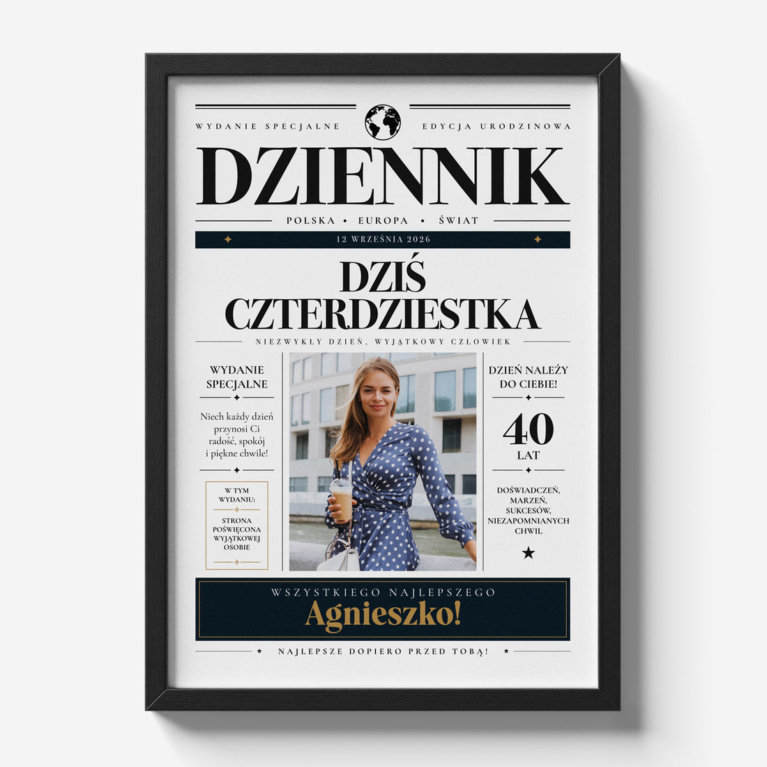 Personalizowany plakat urodzinowy dziennik w czarnej ramce - widok frontalny z imieniem, zdjęciem i dedykacją