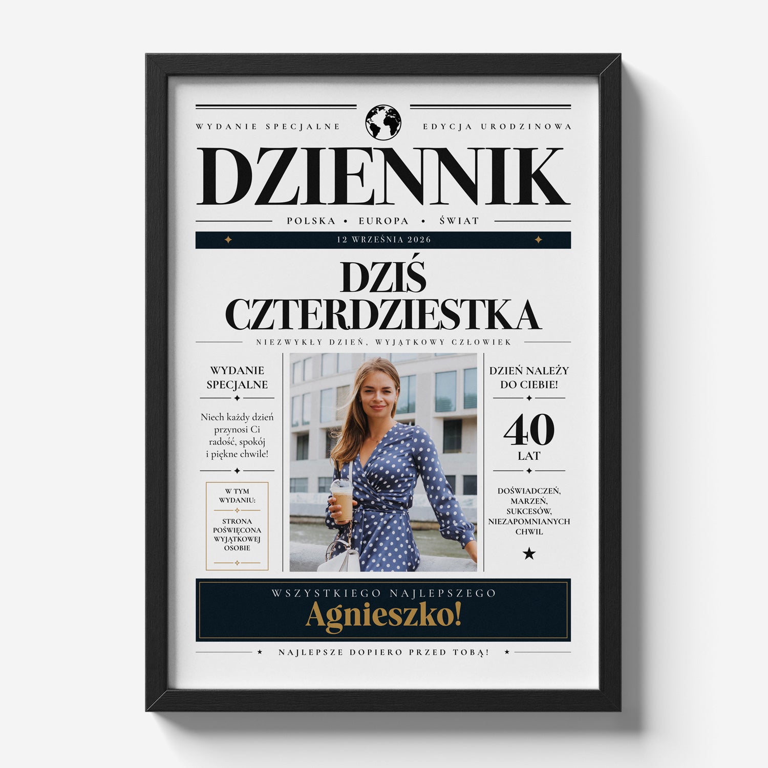Personalizowany plakat urodzinowy dziennik w czarnej ramce - widok frontalny z imieniem, zdjęciem i dedykacją