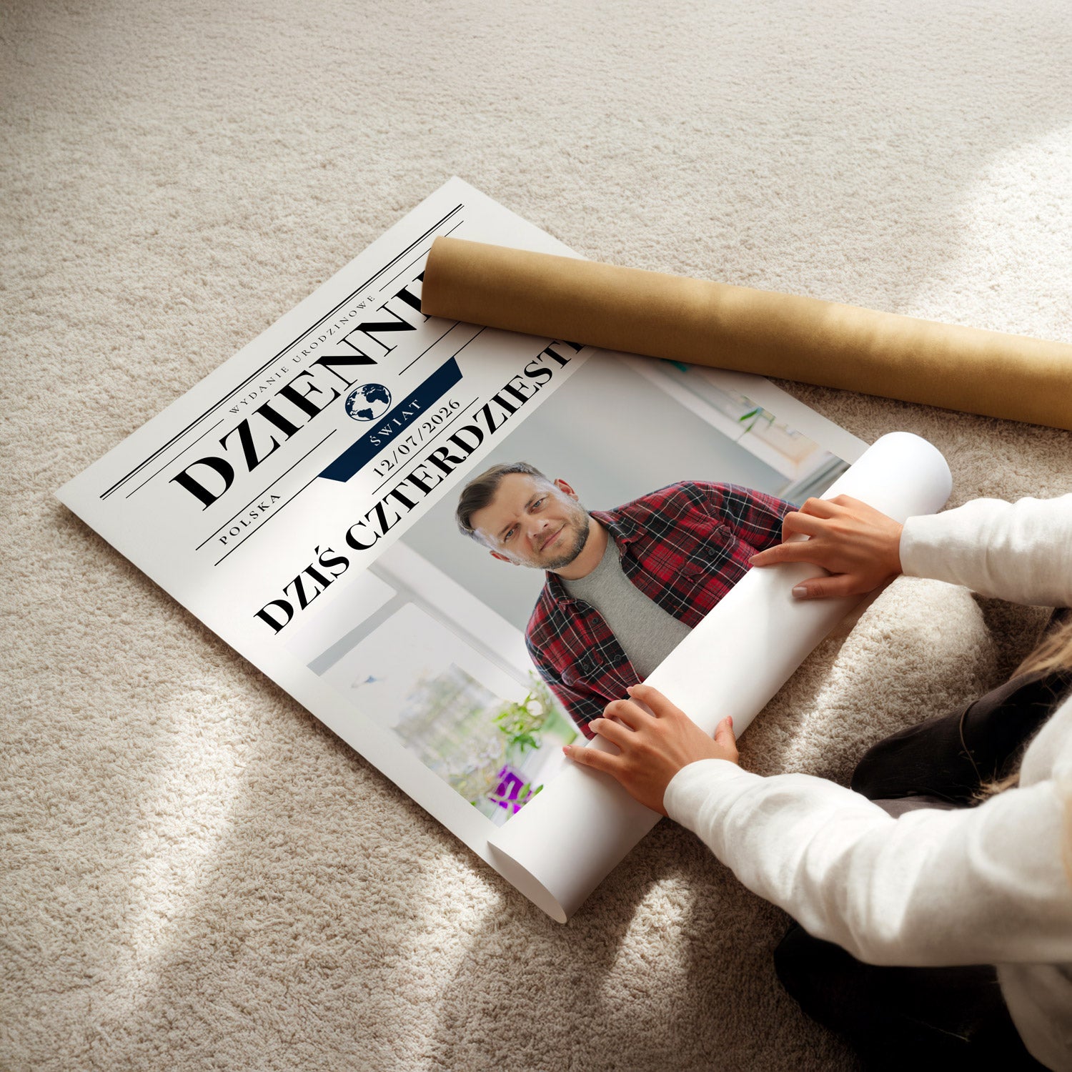 Plakat na urodziny w stylu gazety dziennik rozwijany z ochronnego opakowania, widok papieru fotograficznego