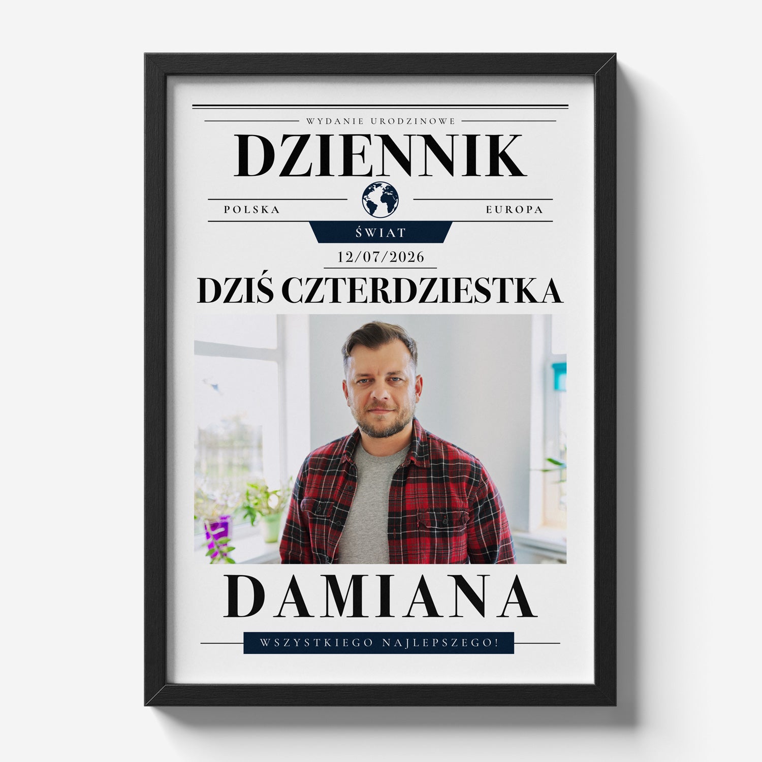Personalizowany plakat urodzinowy dziennik w czarnej ramce - widok frontalny z imieniem, zdjęciem i datą