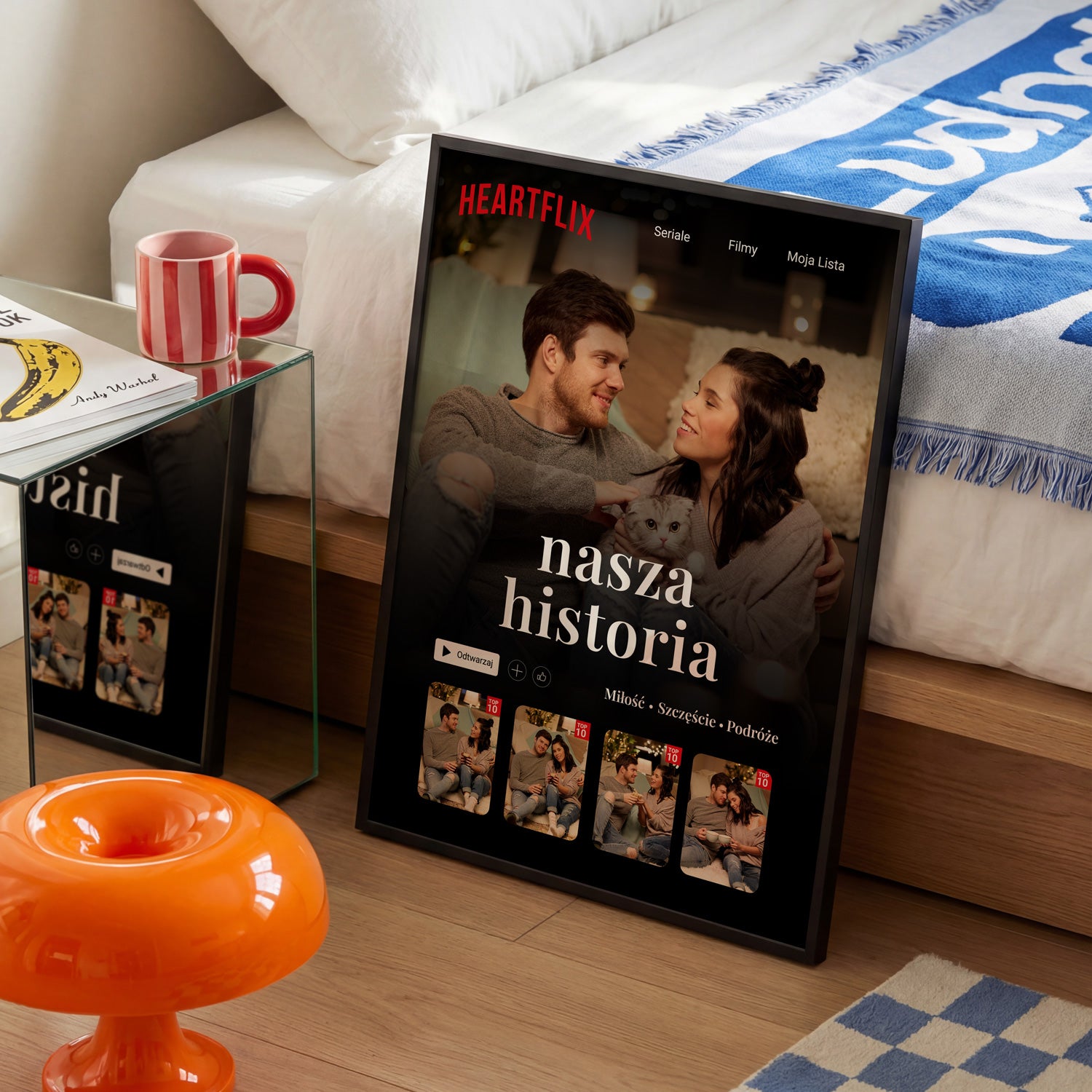 Plakat Heartflix oparty o łóżko w sypialni - czarna ramka, klimatyczne wnętrze