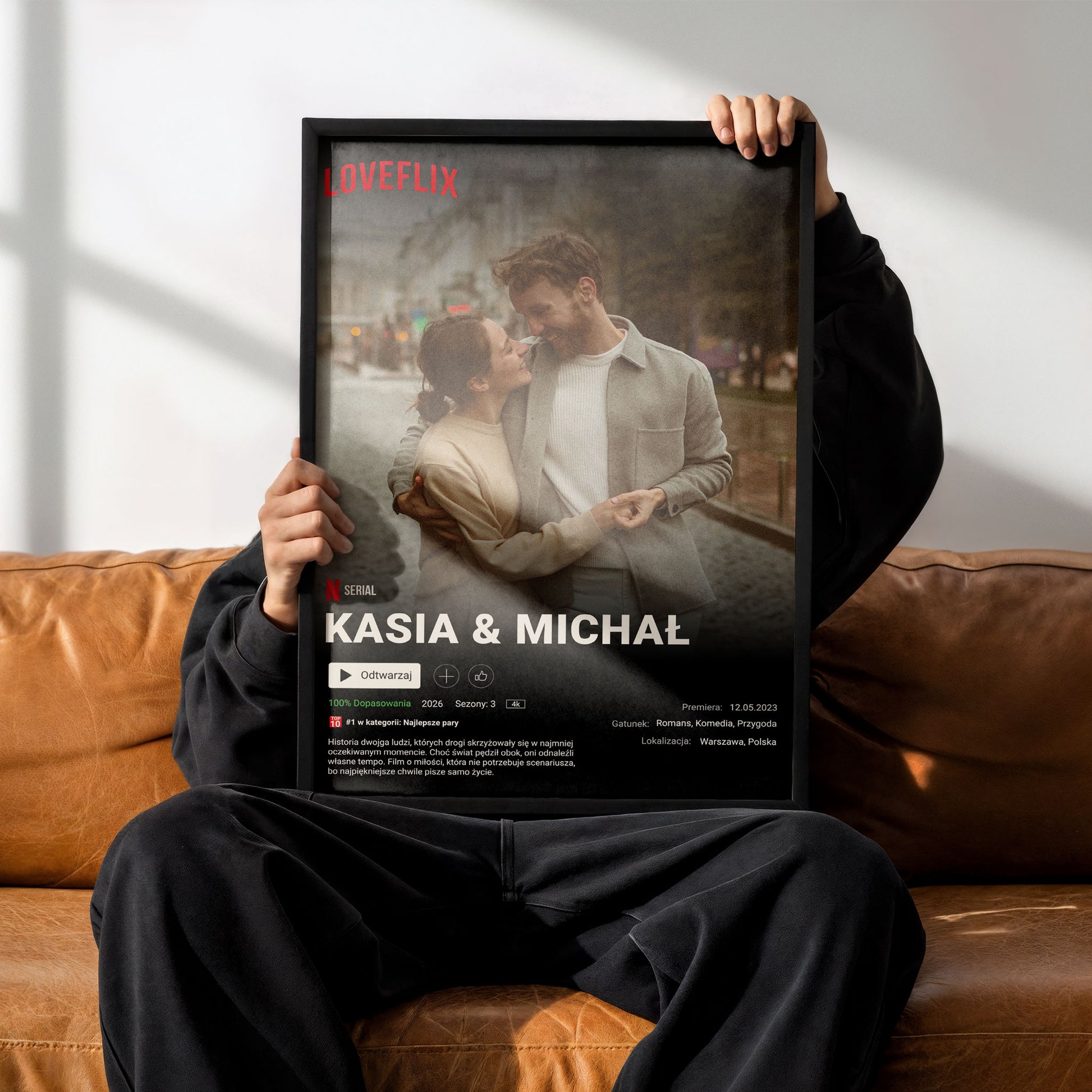 Plakat Loveflix nad sofą w salonie - personalizowany prezent dla pary