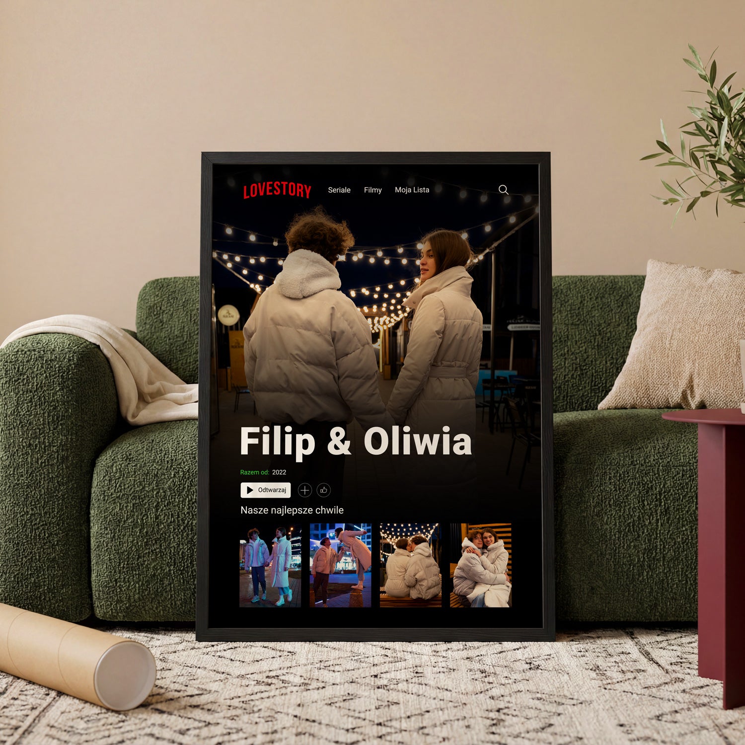 Plakat Lovestory nad sofą w salonie - personalizowany prezent dla pary