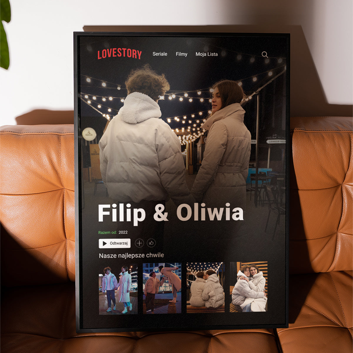 Plakat Lovestory w czarnej ramce na ścianie sypialni