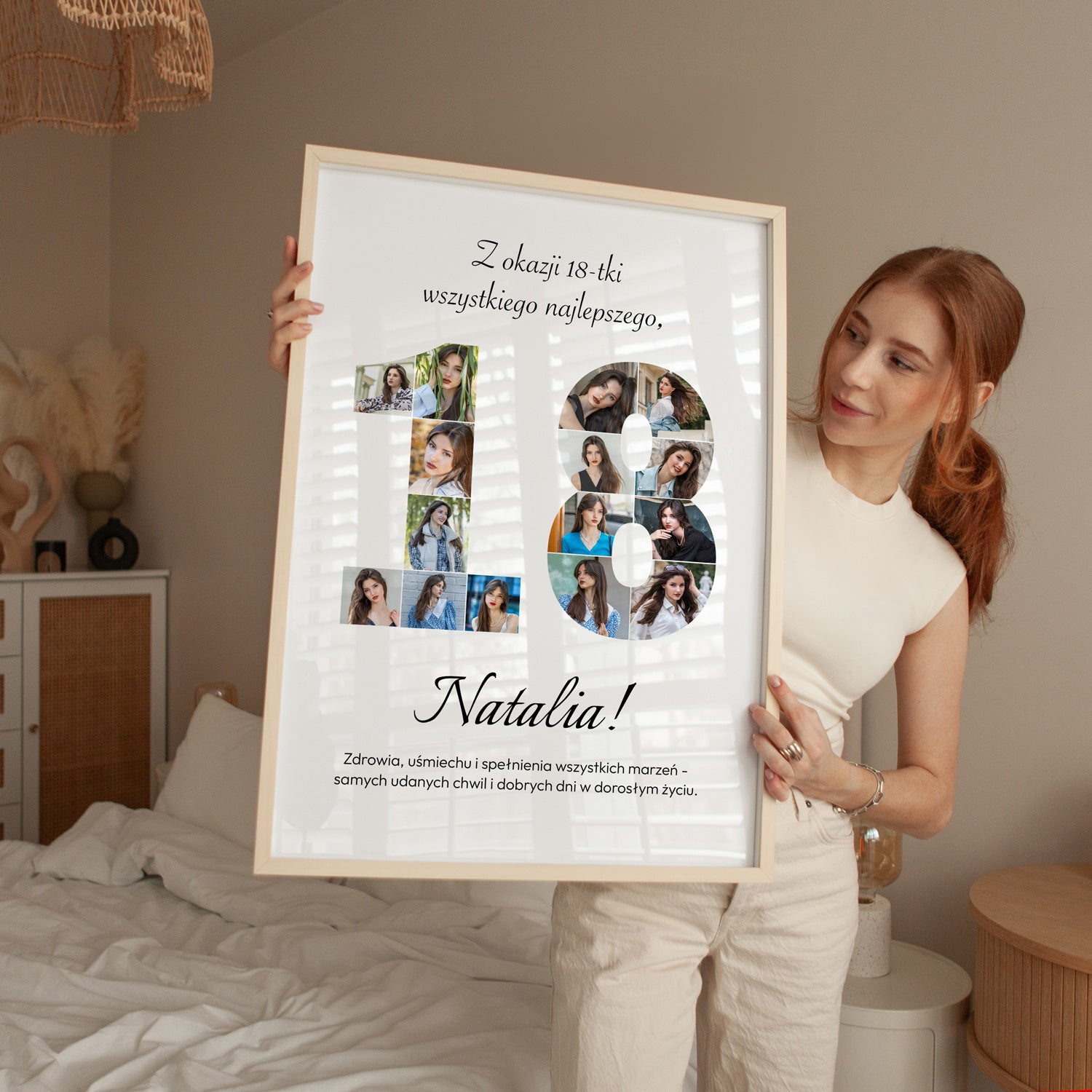 Plakat na 18 urodziny w jasnej drewnianej ramce z kolażem zdjęć trzymany przez kobietę w sypialni