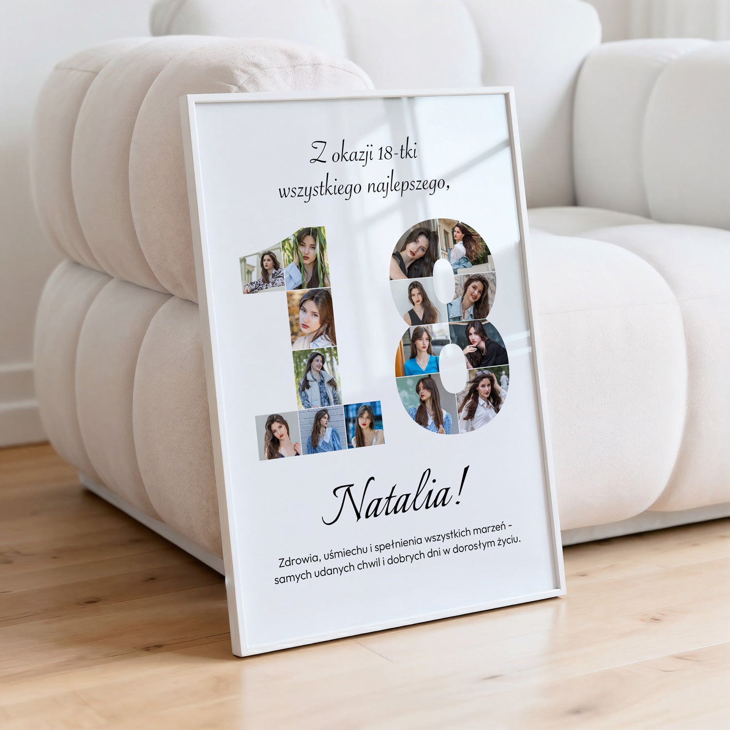 Personalizowany plakat kolaż 18 urodziny w białej ramce ze zdjęciami w kształcie liczby 18 oparty o białą pufę