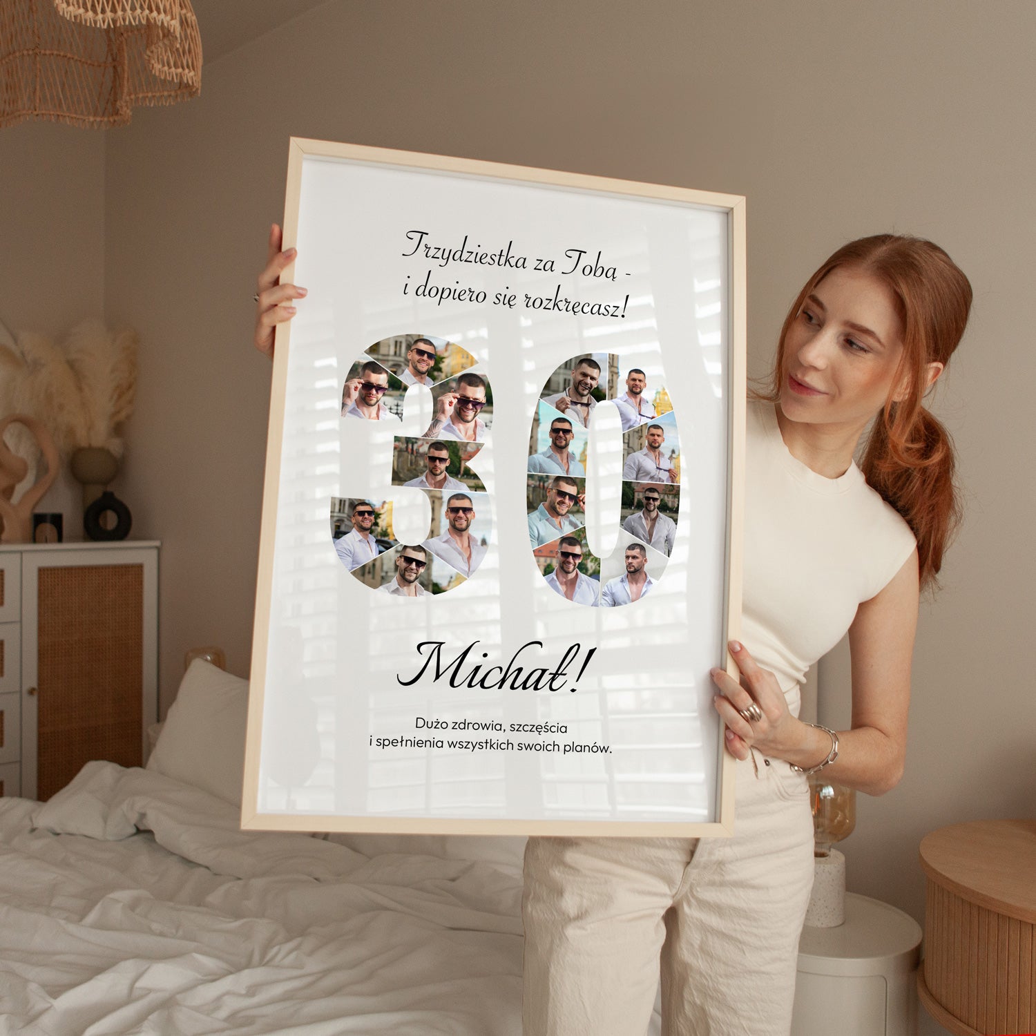 Plakat na 30 urodziny w jasnej drewnianej ramce z kolażem zdjęć trzymany przez kobietę w sypialni