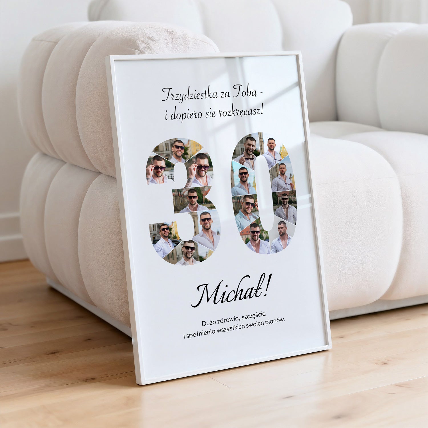 Personalizowany plakat kolaż 30 urodziny w białej ramce ze zdjęciami w kształcie liczby 30 oparty o białą pufę