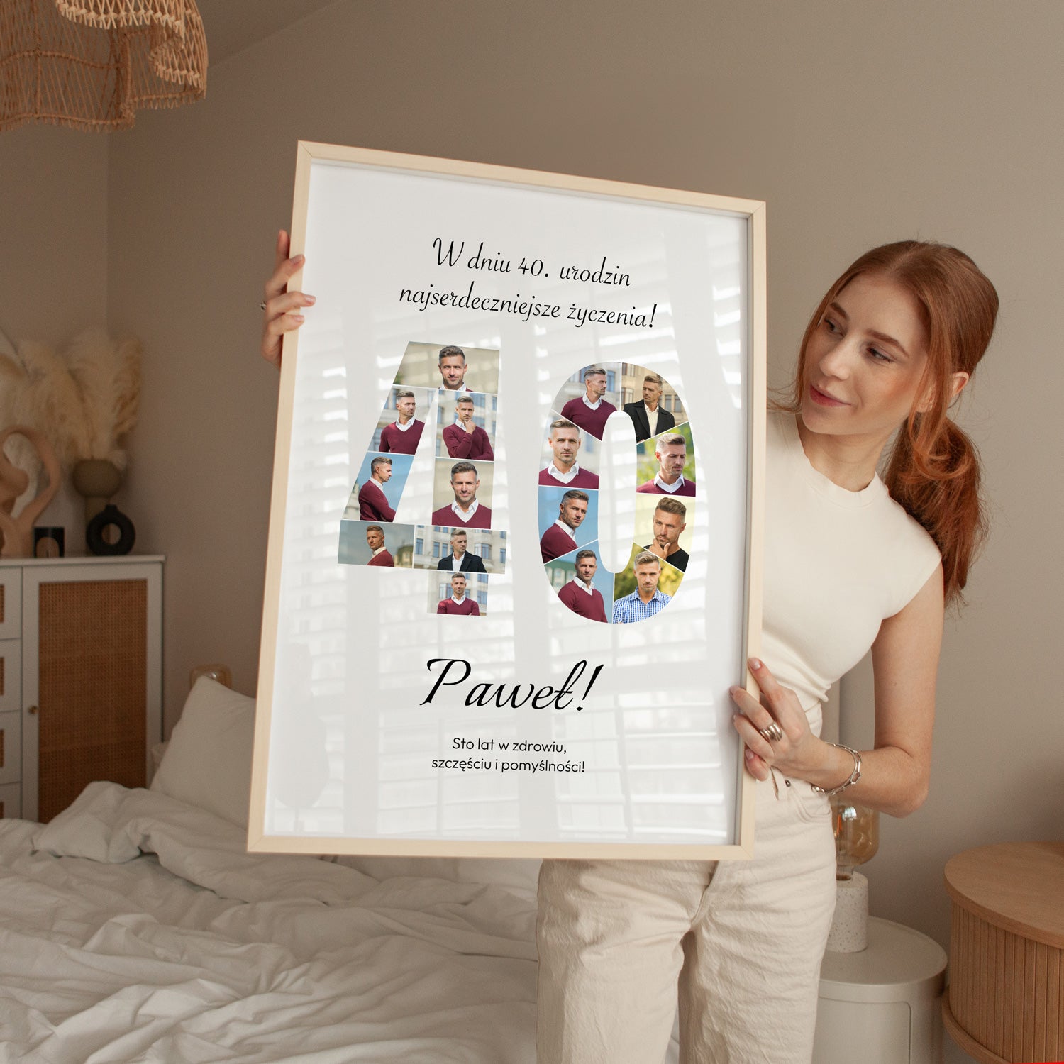 Plakat na 40 urodziny w jasnej drewnianej ramce z kolażem zdjęć trzymany przez kobietę w sypialni