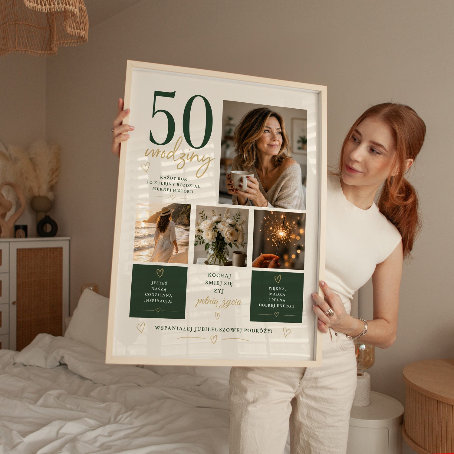 Plakat na 50 urodziny dla kobiety w jasnej drewnianej ramce, prezentowany w ręku w sypialni