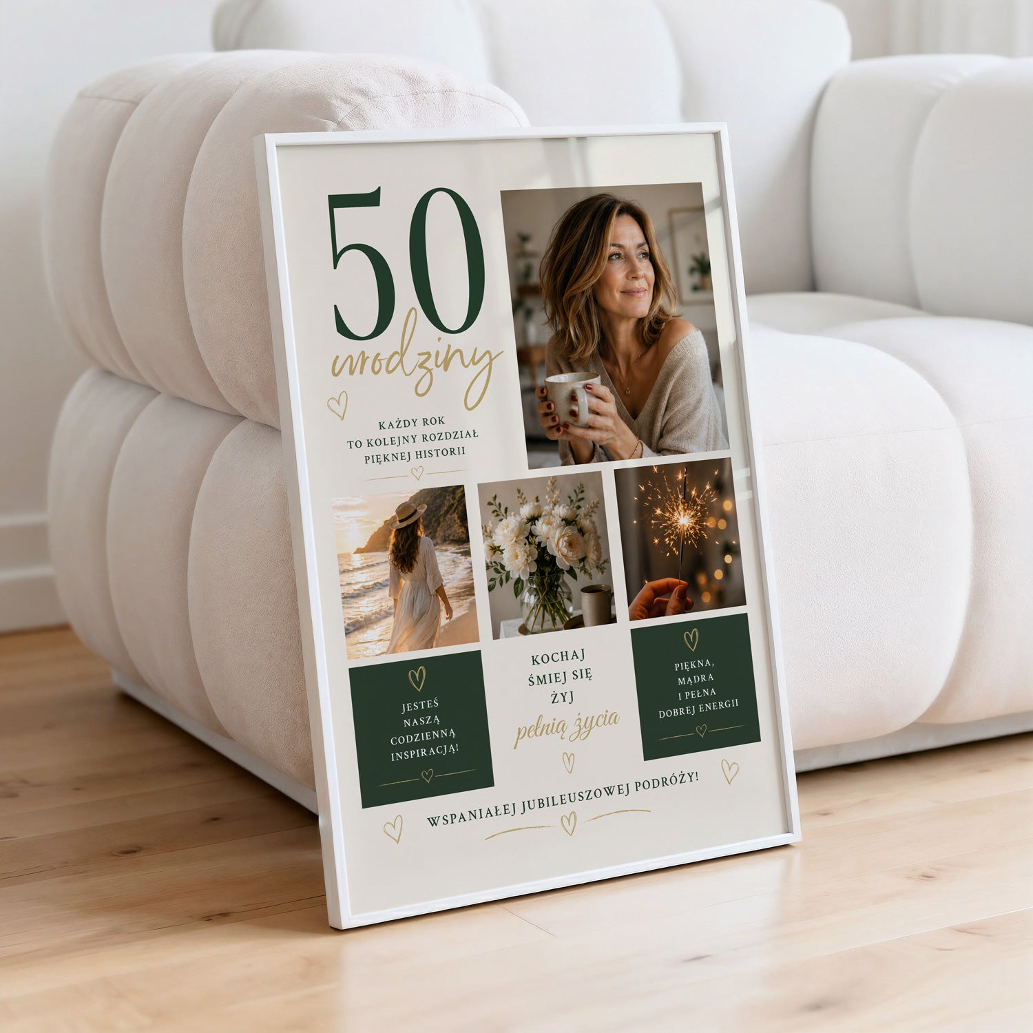 Personalizowany plakat na 50 urodziny dla niej w białej ramce, oparty o jasną pikowaną kanapę