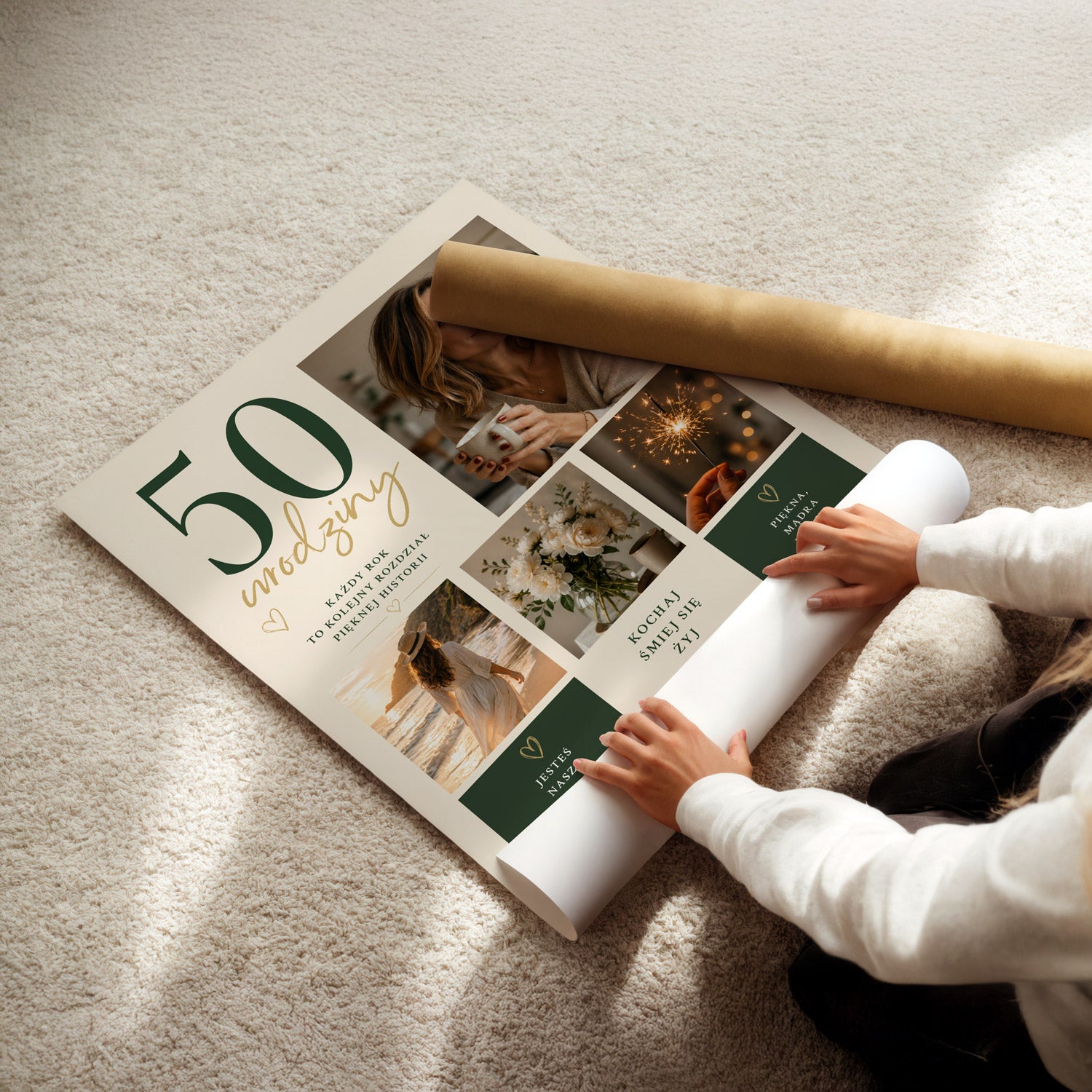 Plakat na 50 urodziny dla niej rozwijany z ochronnego opakowania, widok papieru fotograficznego