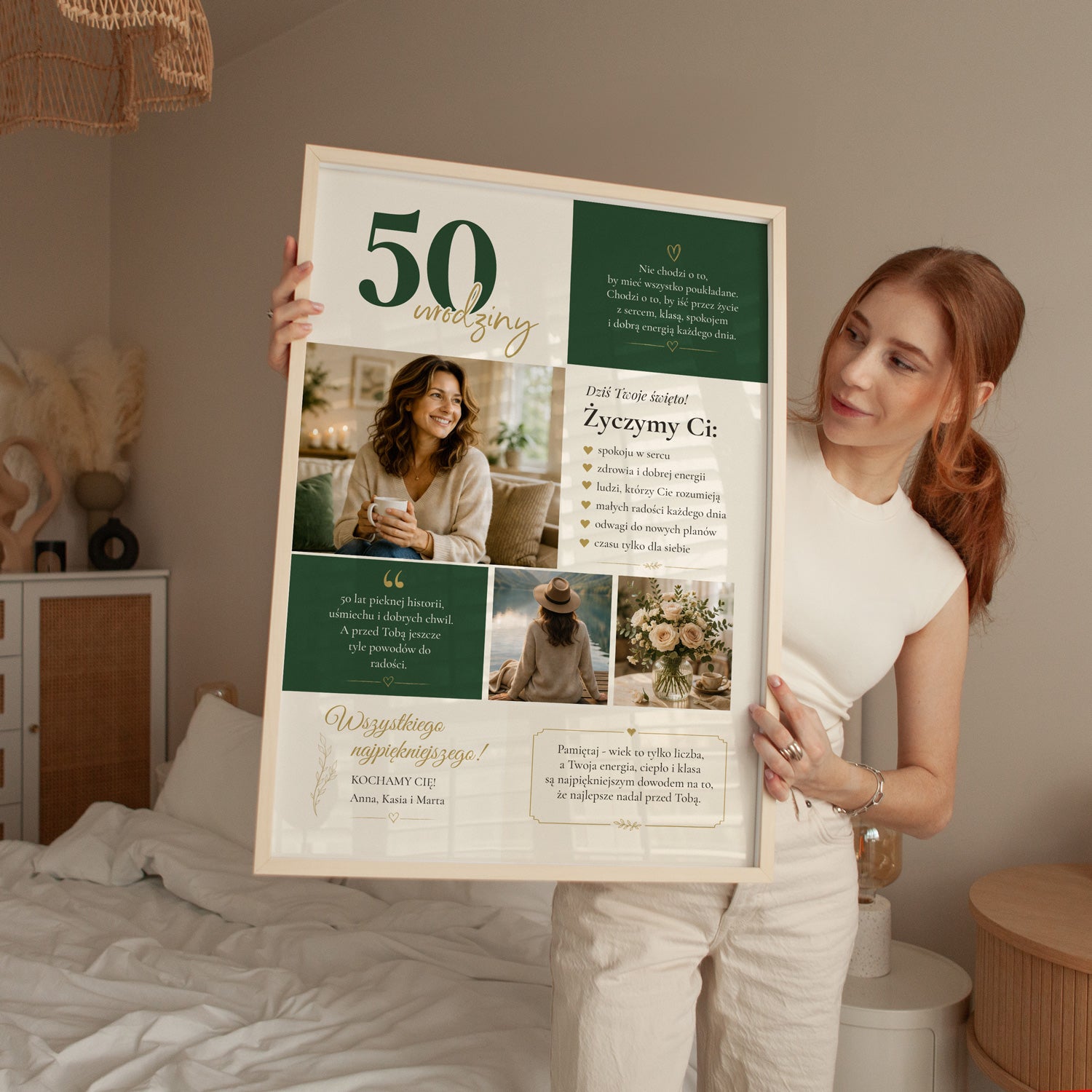 Plakat na 50 urodziny dla kobiety z życzeniami w jasnej drewnianej ramce, prezentowany w ręku w sypialni