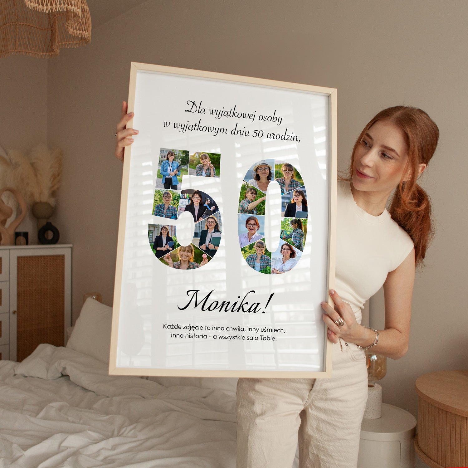 Plakat na 50 urodziny w jasnej drewnianej ramce z kolażem zdjęć trzymany przez kobietę w sypialni