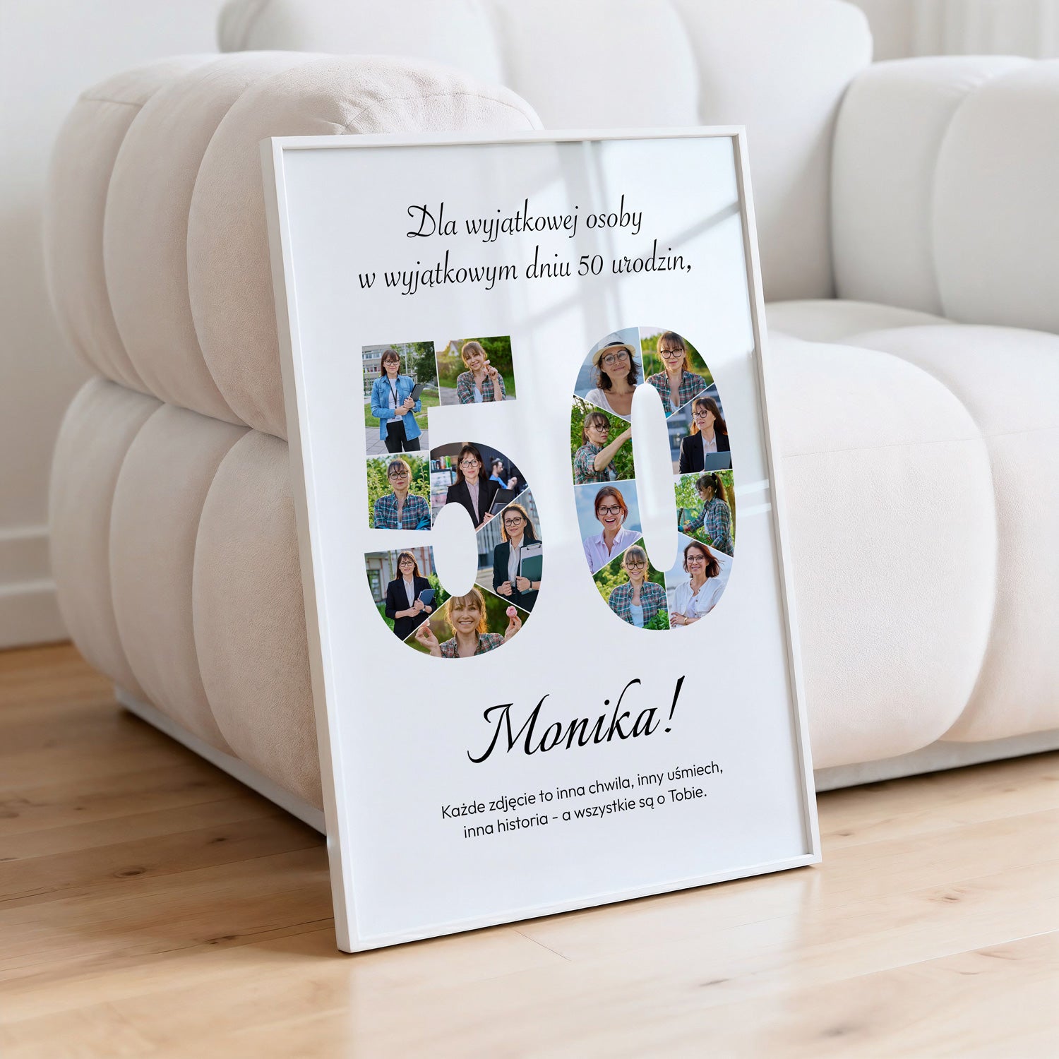 Personalizowany plakat kolaż 50 urodziny w białej ramce ze zdjęciami w kształcie liczby 50 oparty o pufę