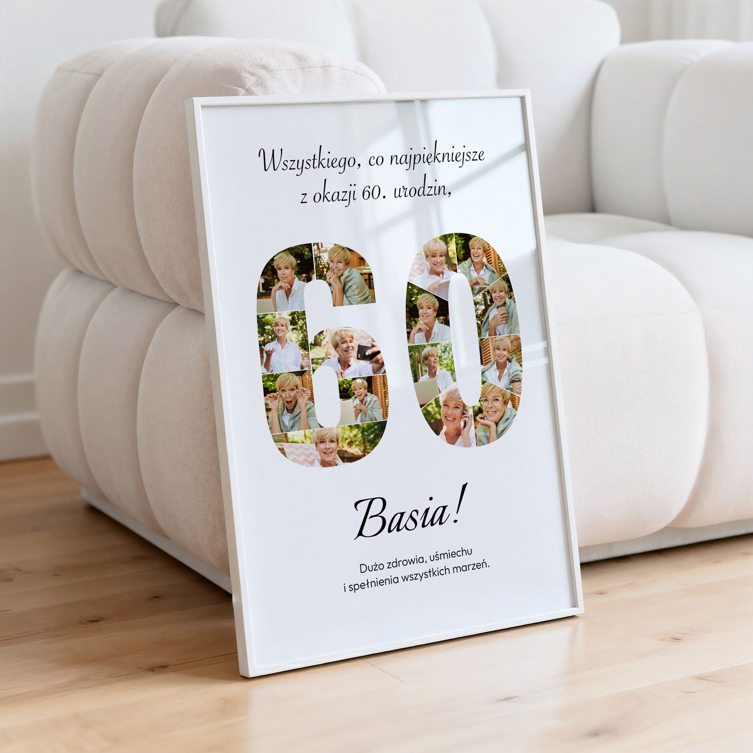 Personalizowany plakat kolaż 60 urodziny w białej ramce ze zdjęciami w kształcie liczby 60 oparty o pufę