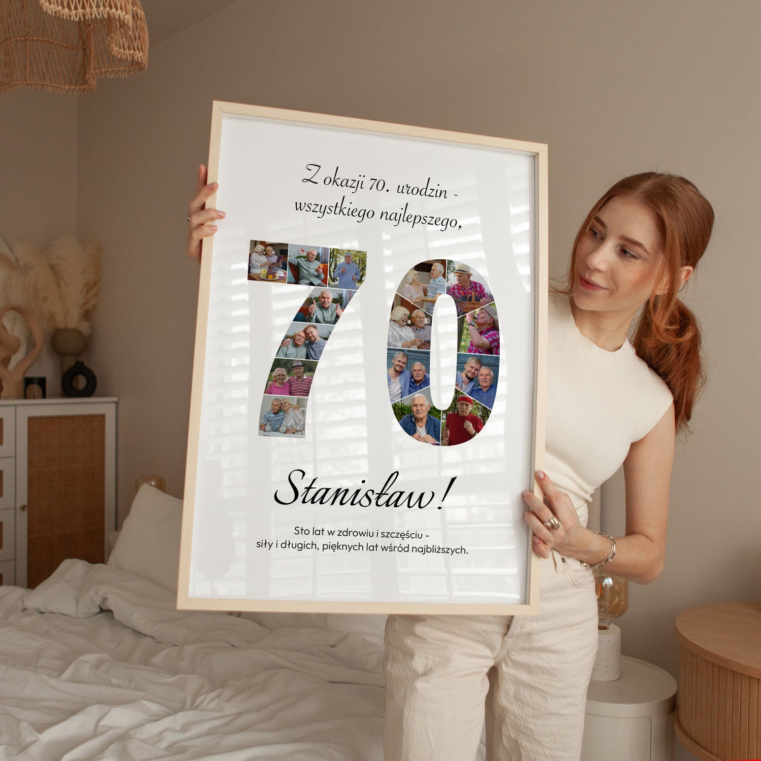 Plakat na 70 urodziny w jasnej drewnianej ramce z kolażem zdjęć trzymany przez kobietę w sypialni