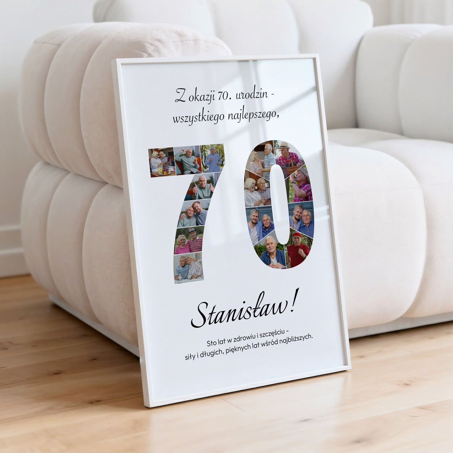Personalizowany plakat kolaż 70 urodziny w białej ramce ze zdjęciami w kształcie liczby 70 oparty o pufę