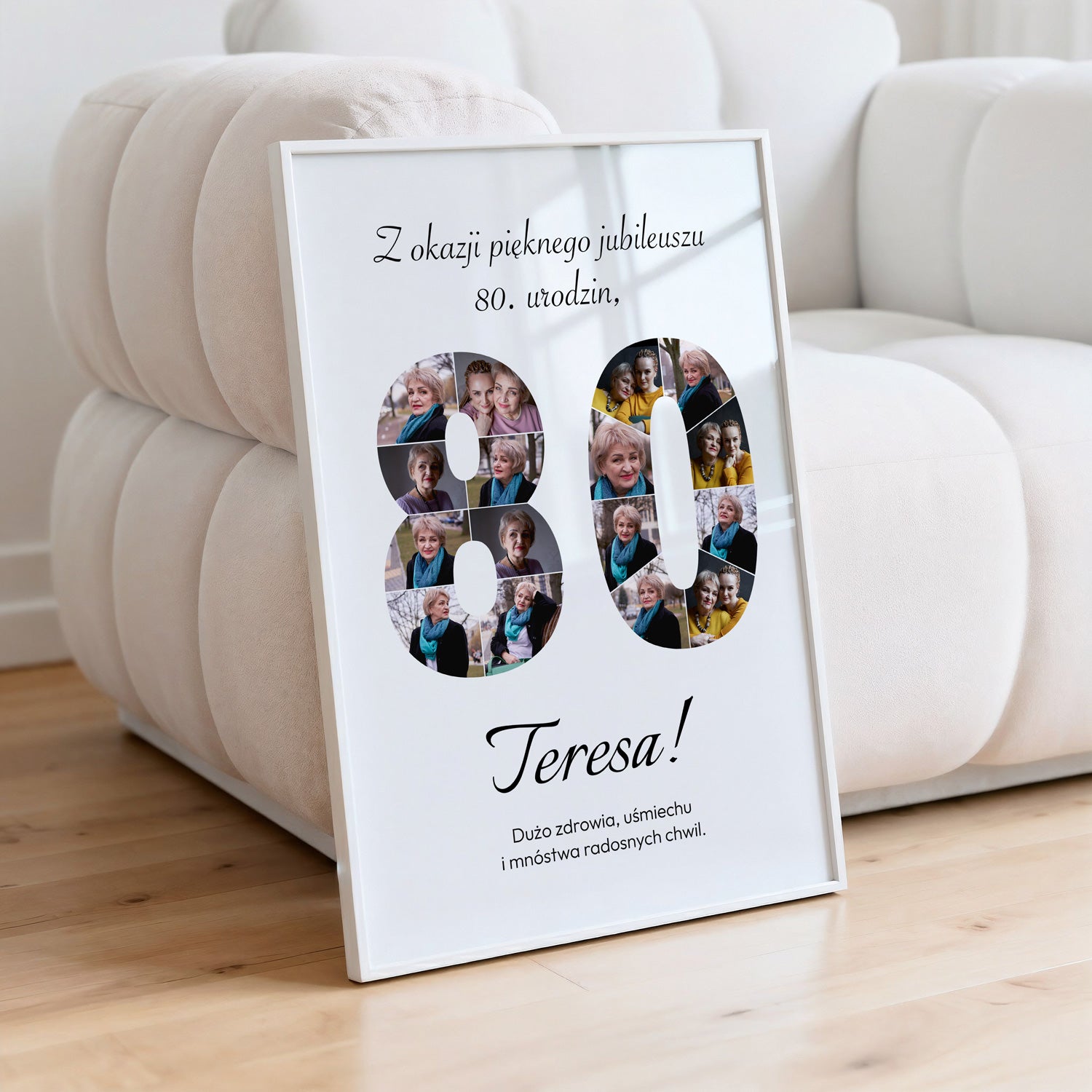 Personalizowany plakat kolaż 80 urodziny w białej ramce ze zdjęciami w kształcie liczby 80 oparty o pufę