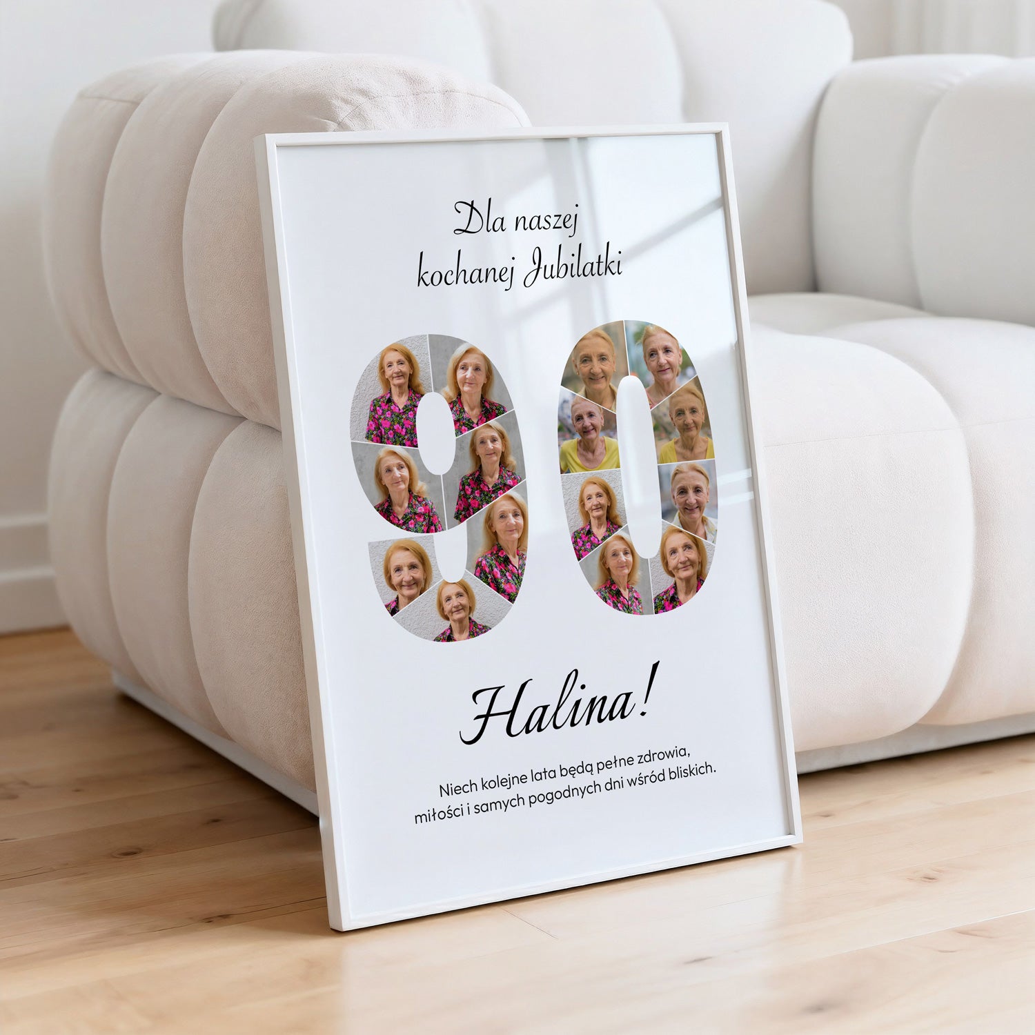 Personalizowany plakat kolaż 90 urodziny w białej ramce ze zdjęciami w kształcie liczby 90 oparty o białą pufę