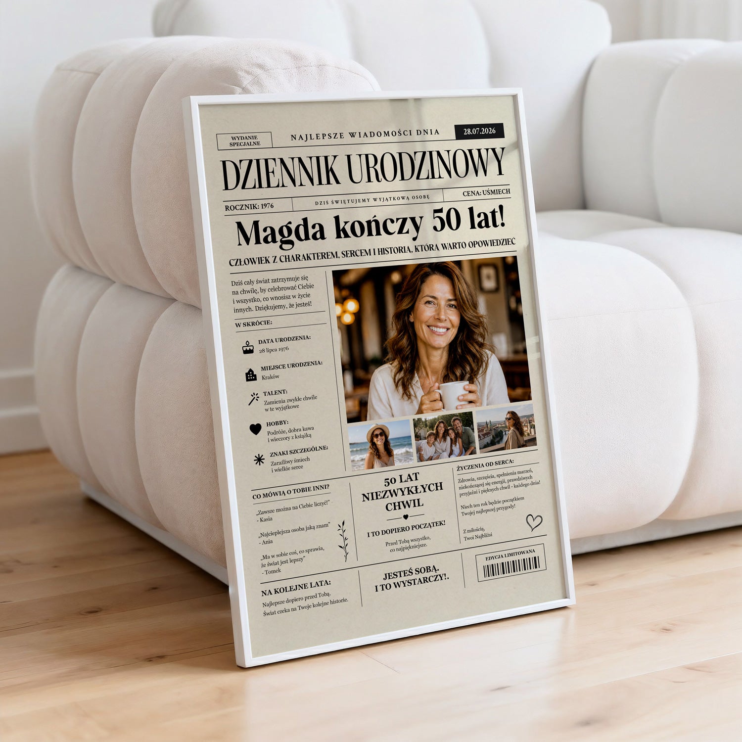 Plakat urodzinowy w stylu dziennika w białej ramce, oparty o jasną pikowaną kanapę