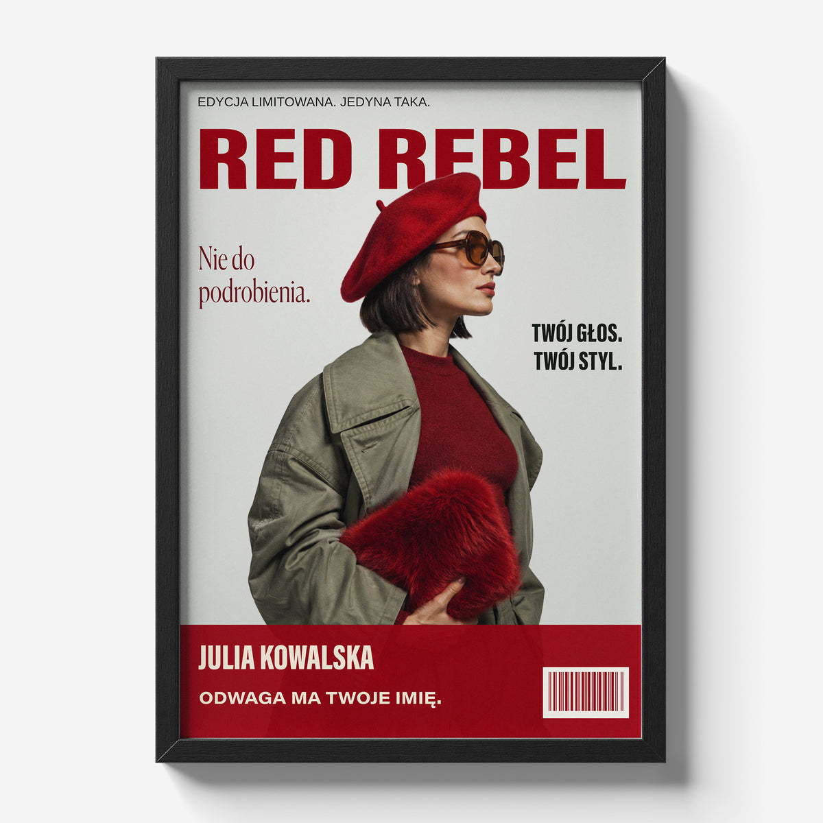 Personalizowany plakat RED REBEL — NIE DO PODROBIENIA w czarnej ramce na jasnym tle, z własnym portretem, imieniem i napisami na okładce magazynu.