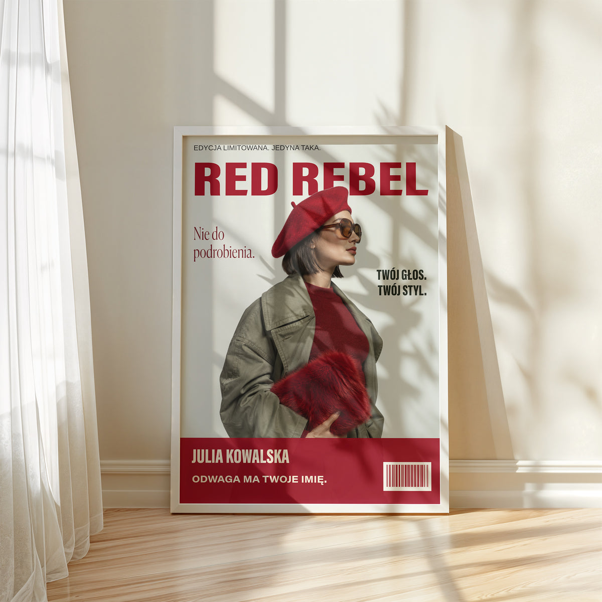 Personalizowany plakat RED REBEL — NIE DO PODROBIENIA w białej ramce przy oknie, z własnym portretem, imieniem i napisami na okładce magazynu.