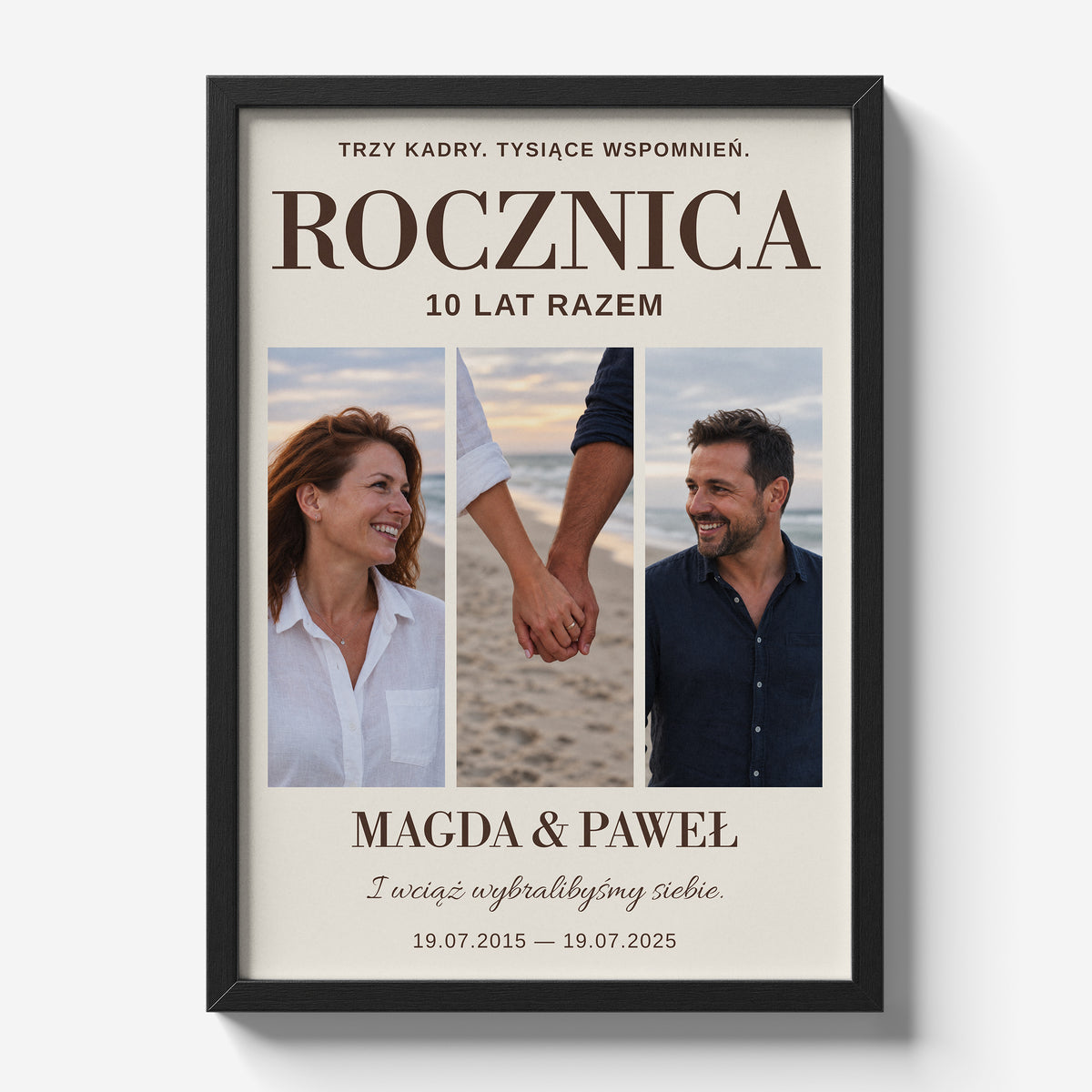 Personalizowany plakat ROCZNICA W KADRACH w czarnej ramce 21×30 na jasnym tle Marami, z własnym zdjęciem i tekstem | C-PL-HEART-29-2130-NF